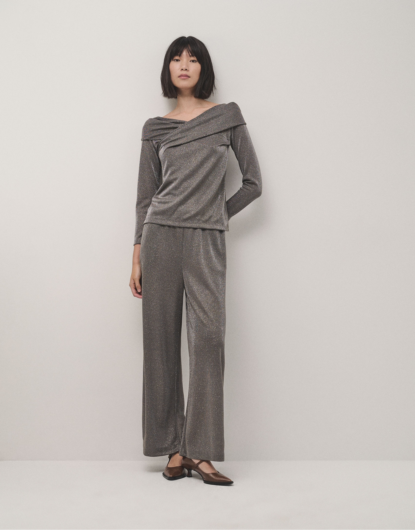 Pantalón ancho en punto brillo gris