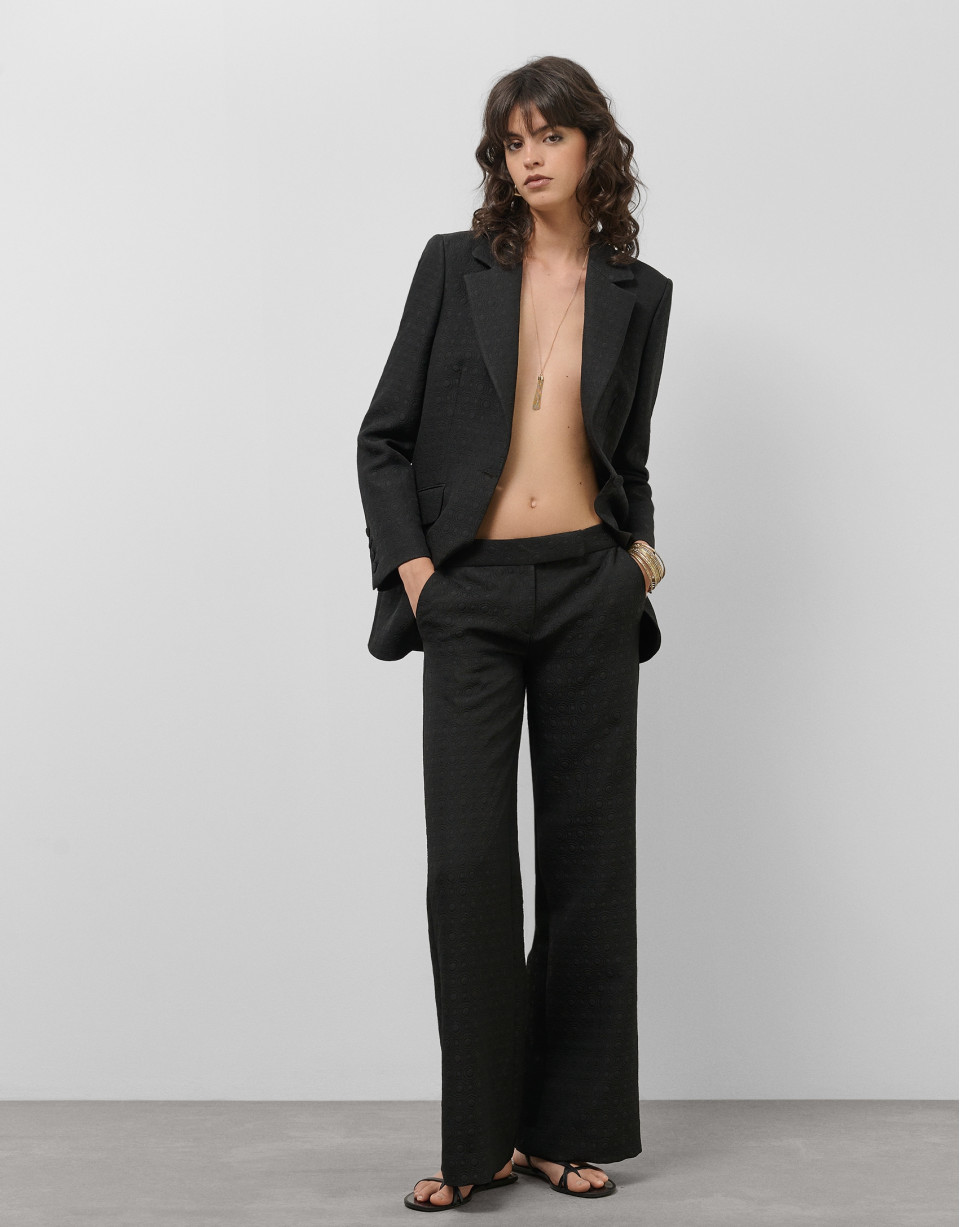 Pantalón recto fantasía relieve negro