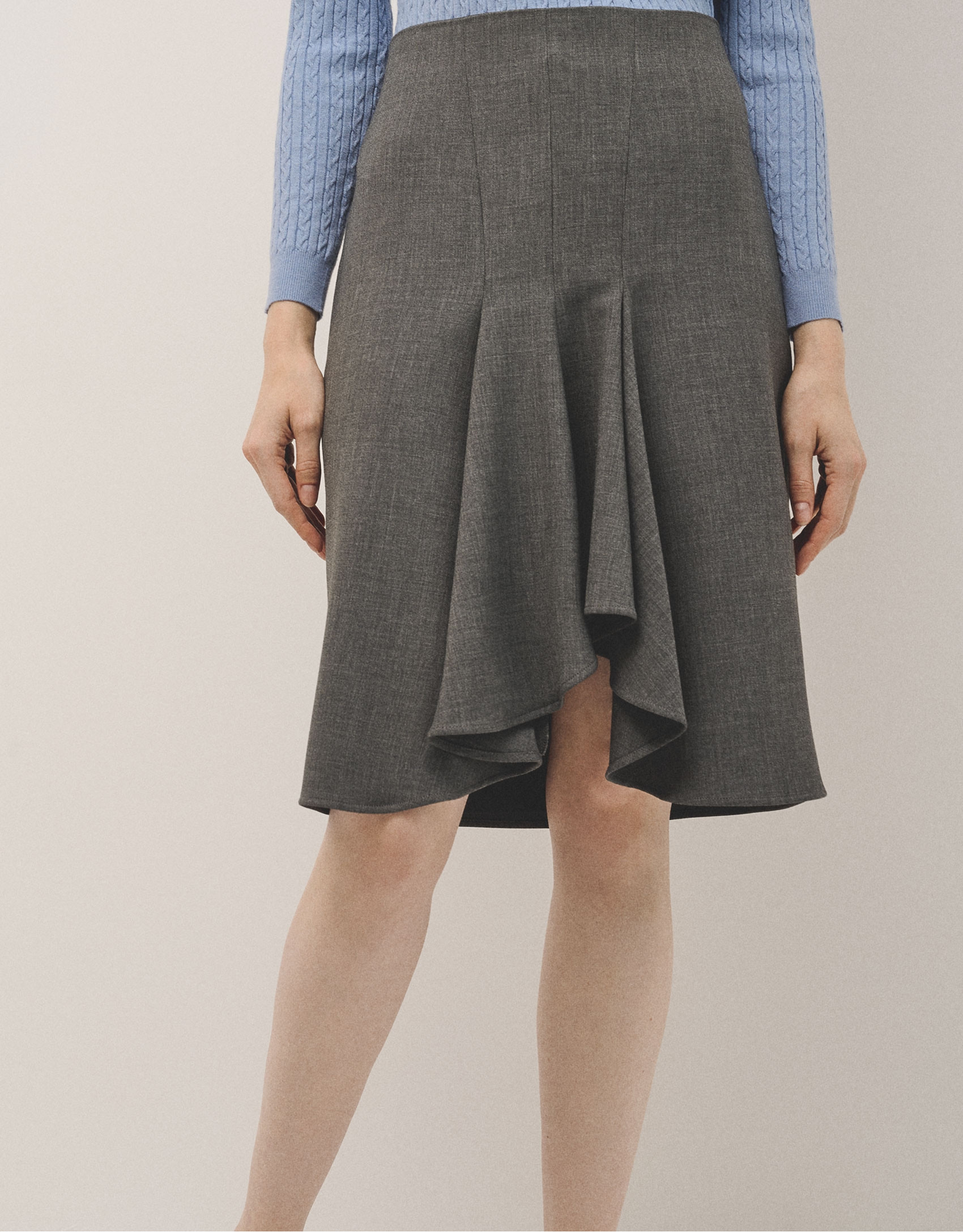 Grey double crepe skirt with ruffle in front | Roberto Verino