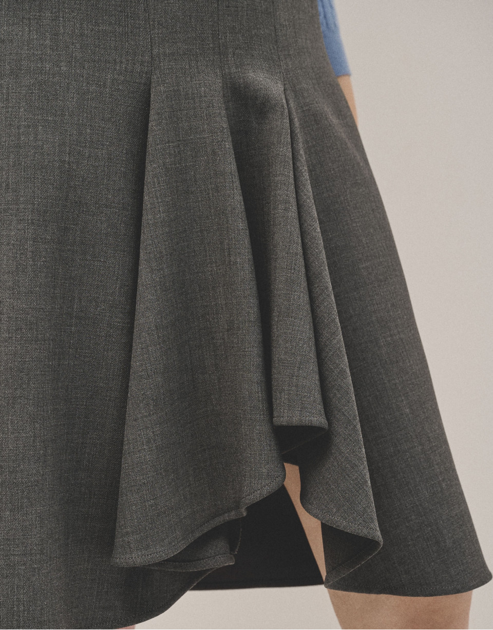 Grey double crepe skirt with ruffle in front | Roberto Verino