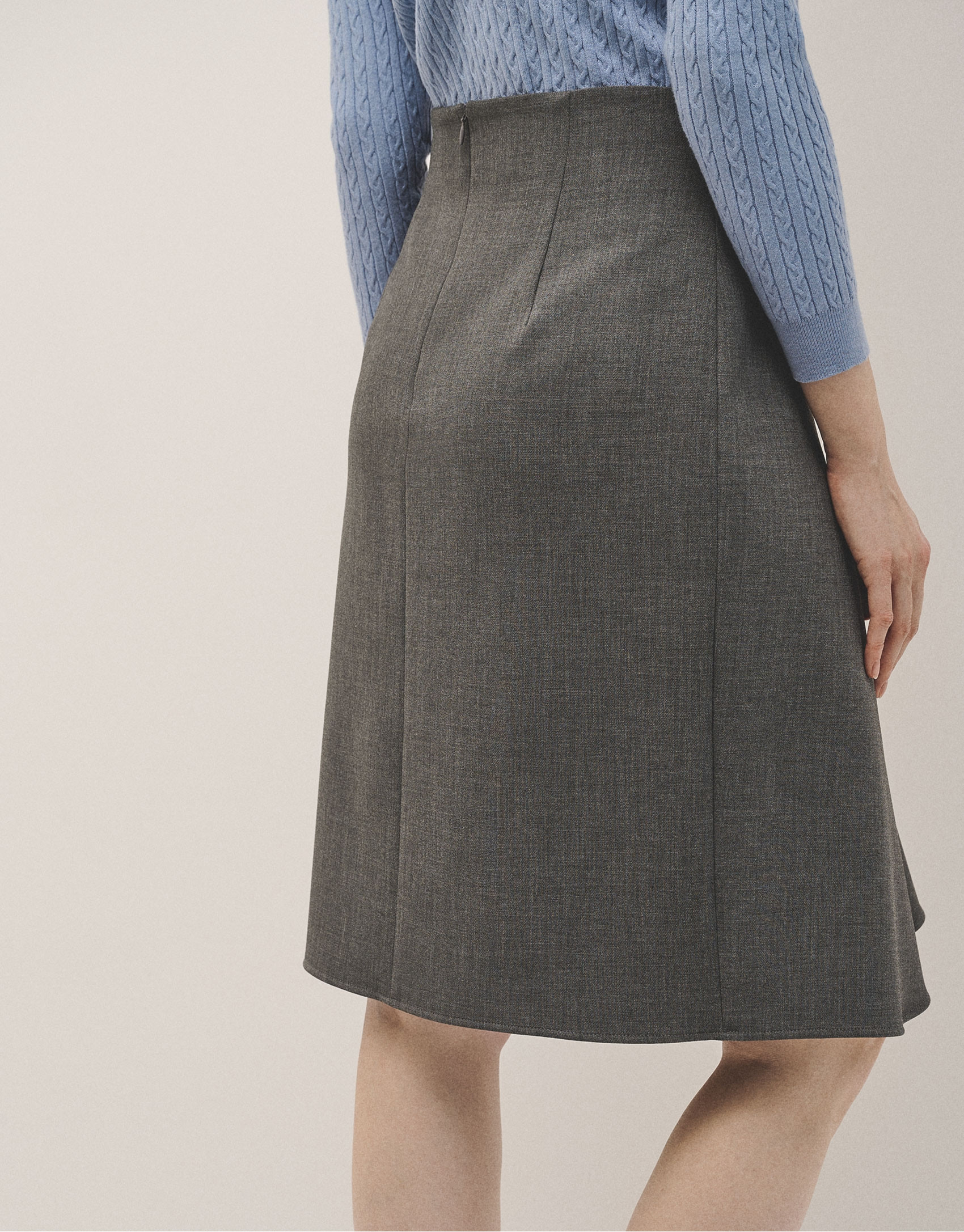 Grey double crepe skirt with ruffle in front | Roberto Verino