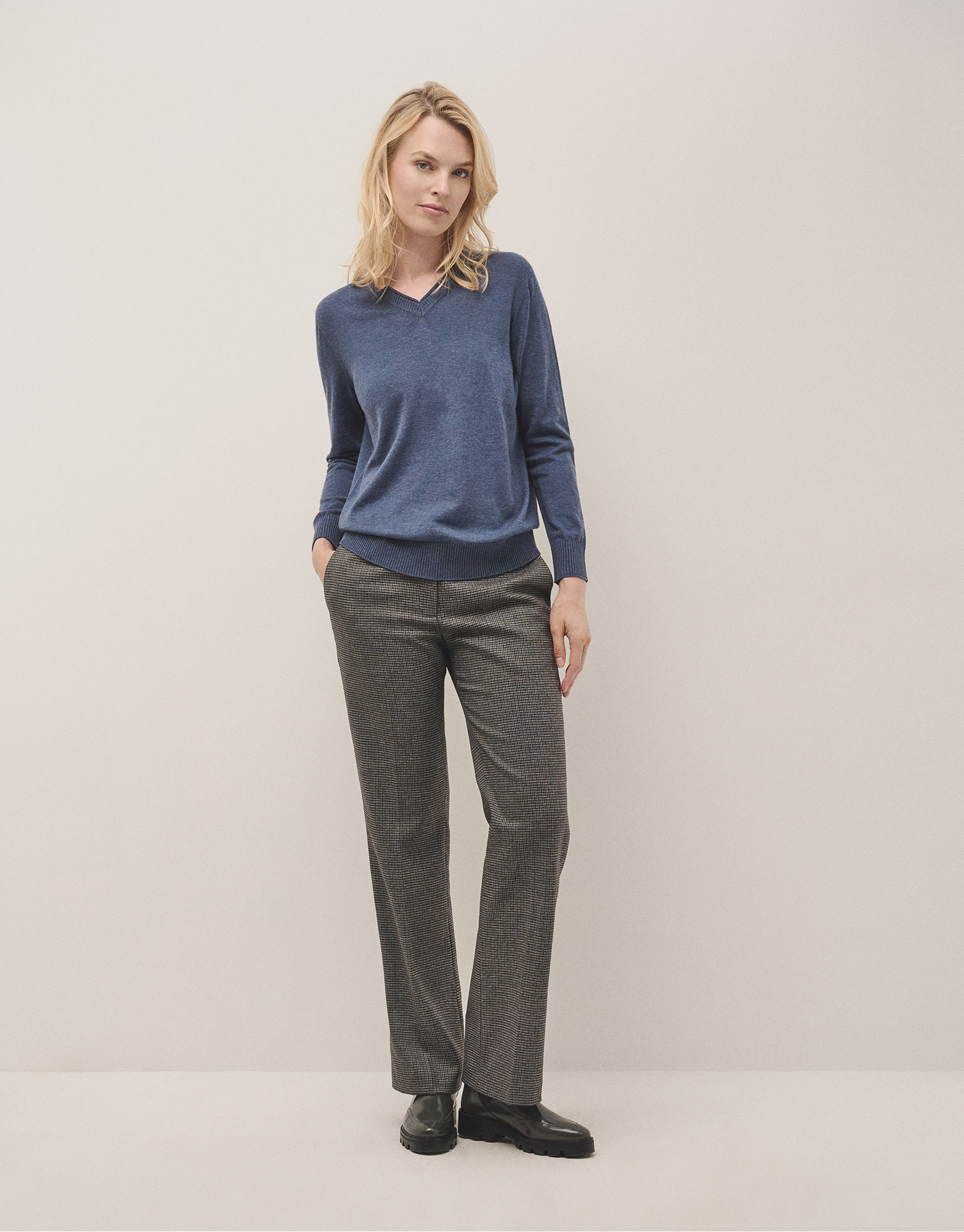 Blue V-neckline jumper in wool and silk - Woman | Roberto Verino