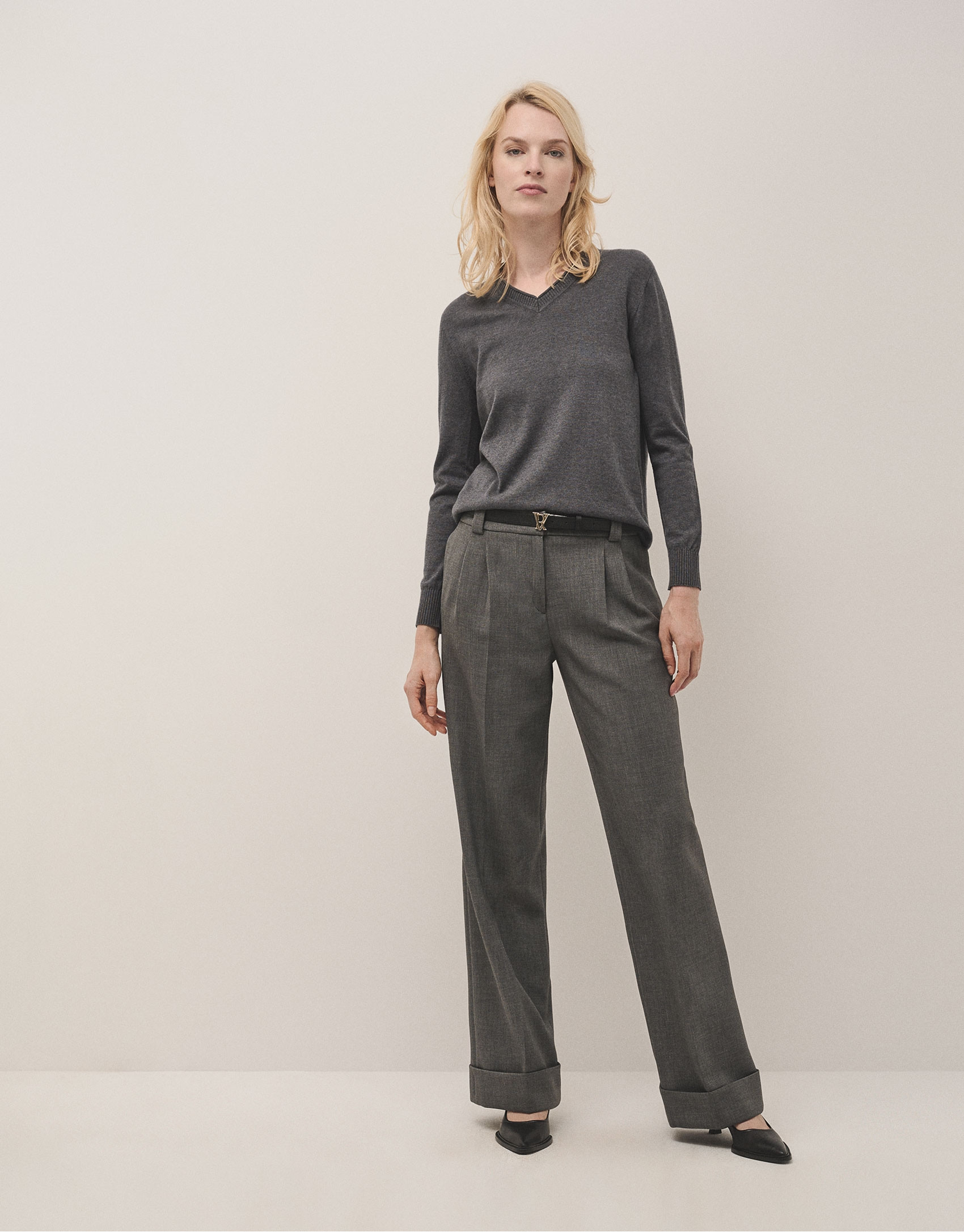 Jersey escote pico lana y seda gris oscuro | Roberto Verino