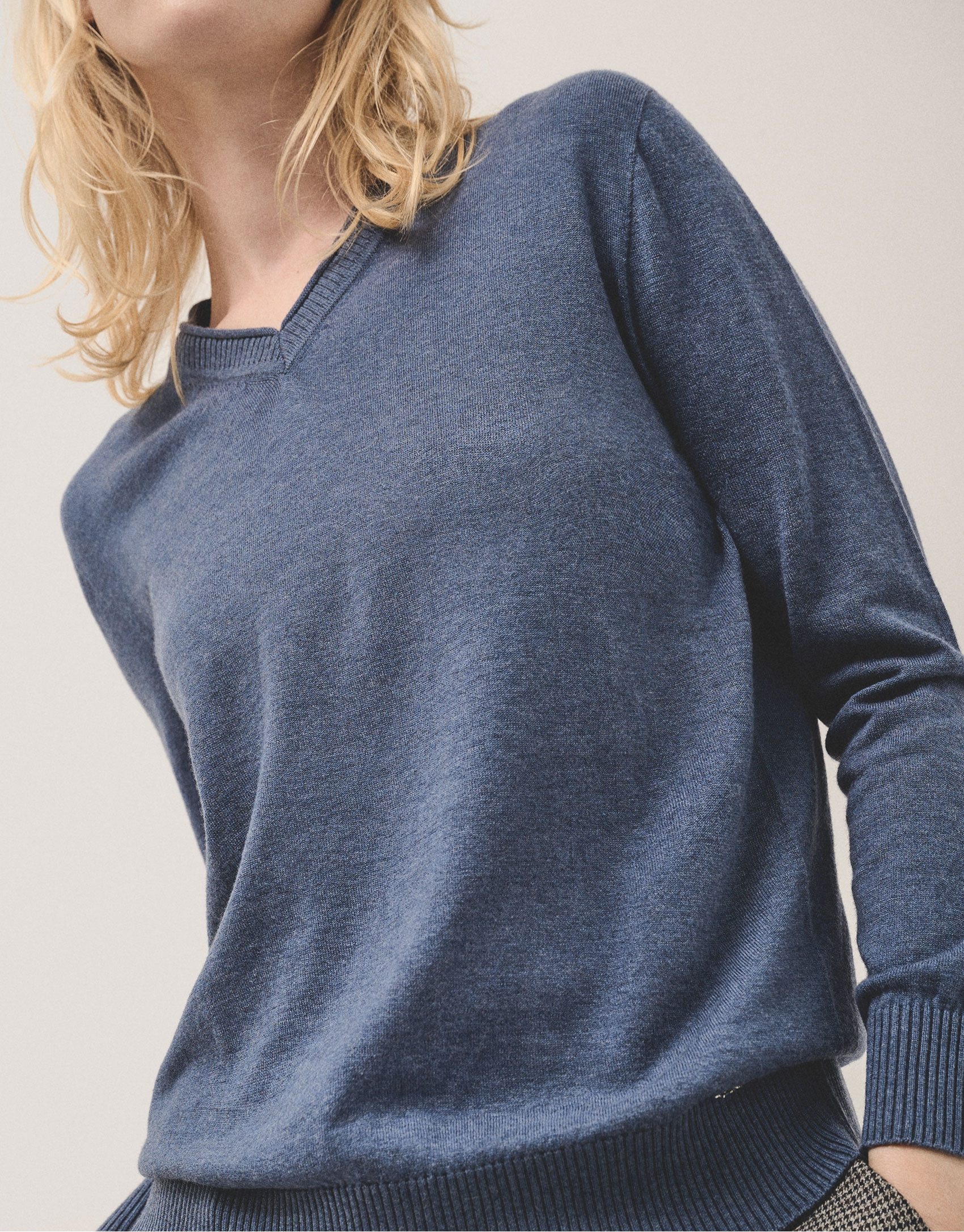 Blue V-neckline jumper in wool and silk - Woman | Roberto Verino