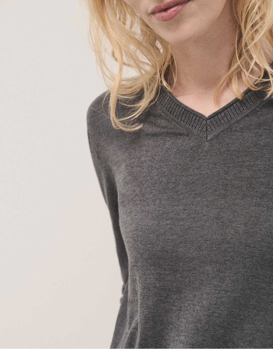 Dark grey V-neckline jumper in wool and silk | Roberto Verino