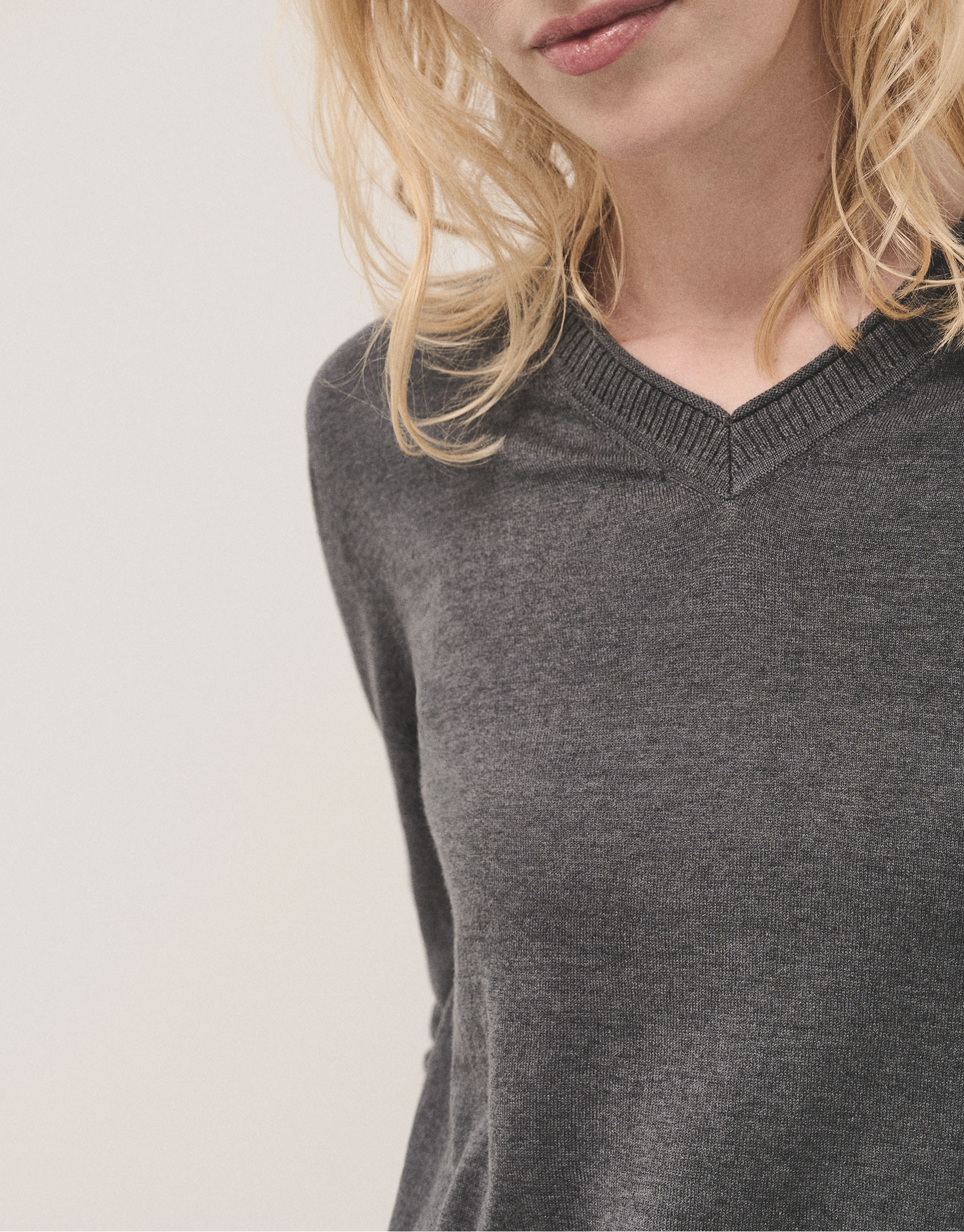 Jersey escote pico lana y seda gris oscuro | Roberto Verino