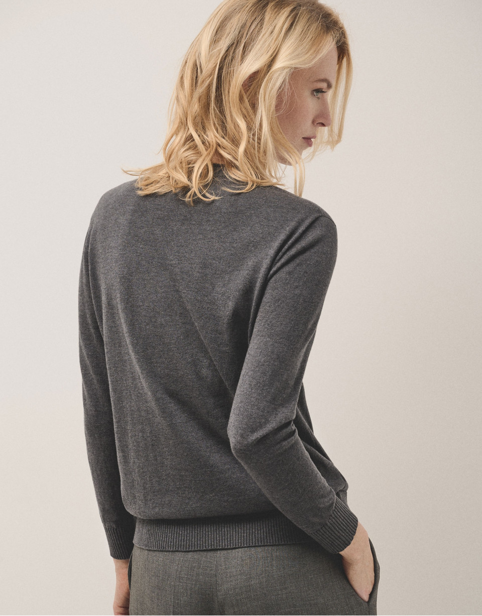 Jersey escote pico lana y seda gris oscuro | Roberto Verino