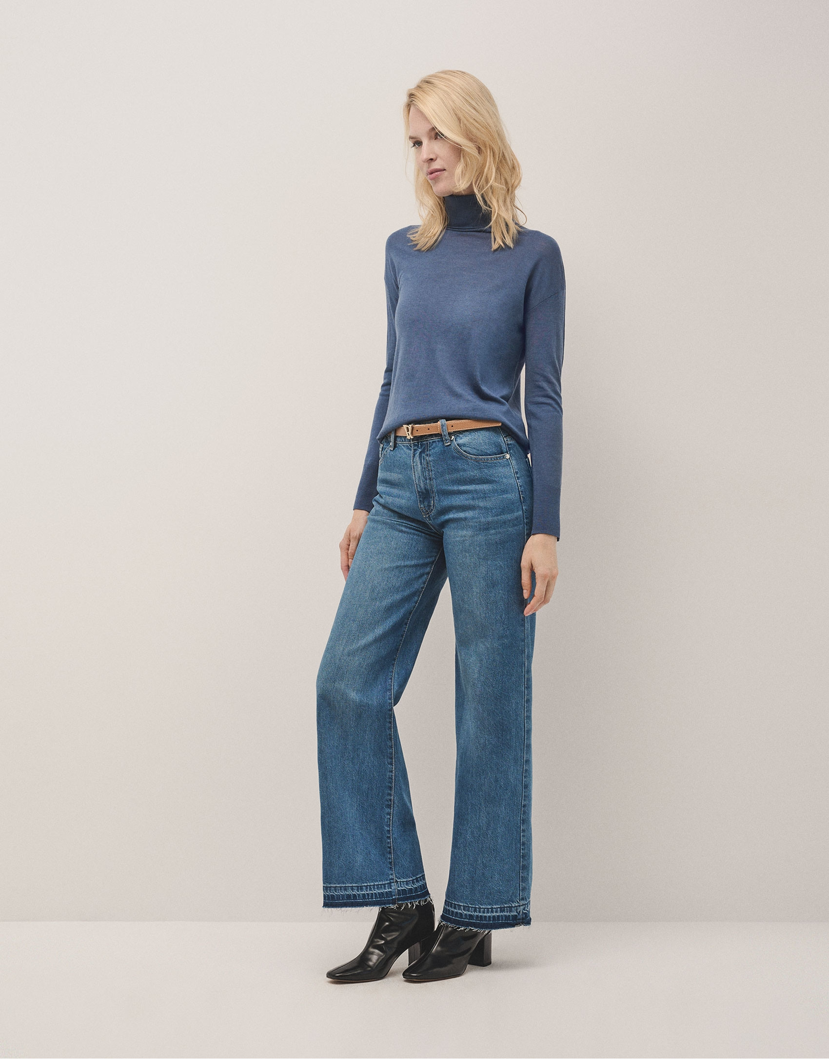 Blue fine wool knitted jumper with turtleneck | Roberto Verino