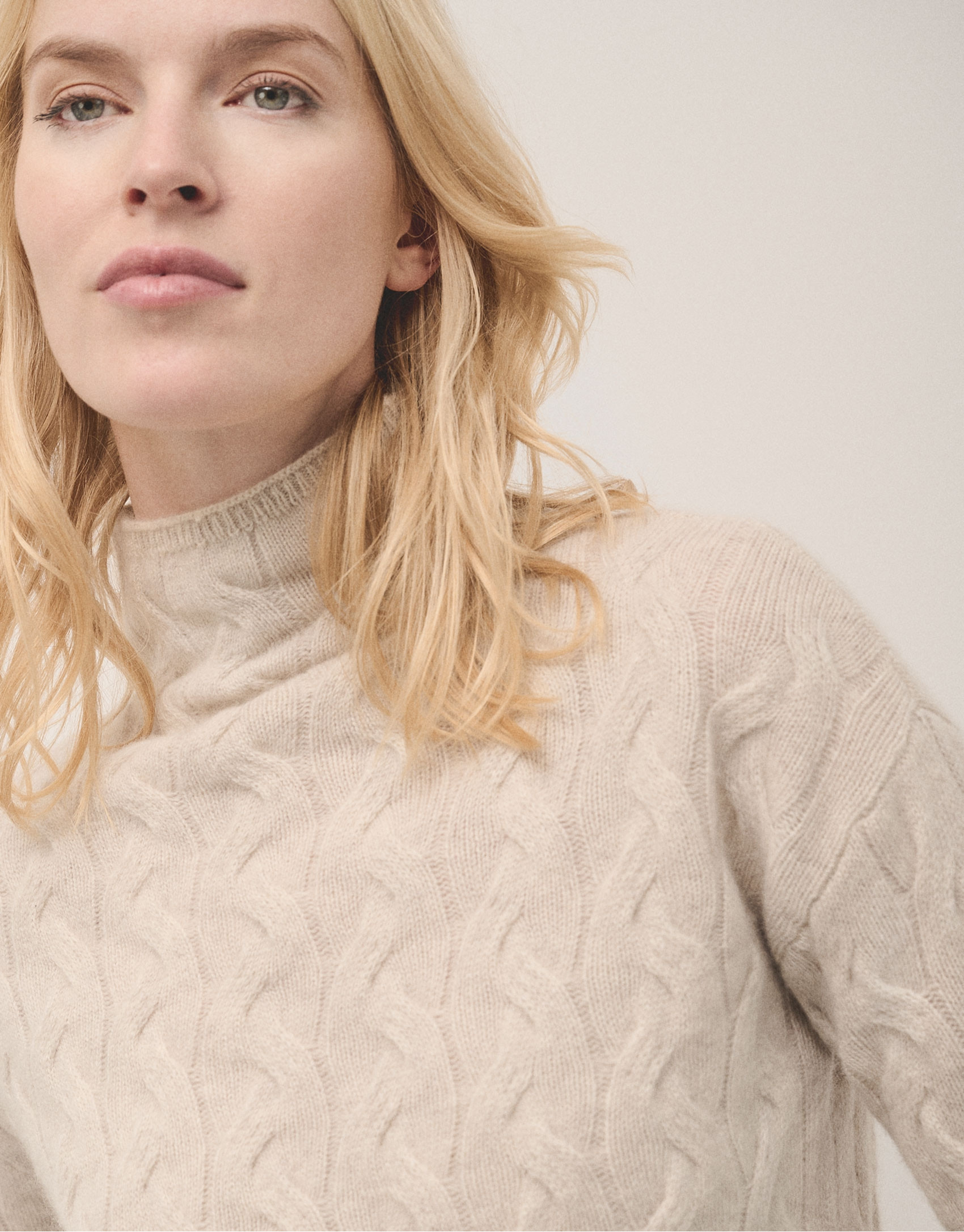 Turtleneck jumper in beige cashmere - Woman | Roberto Verino
