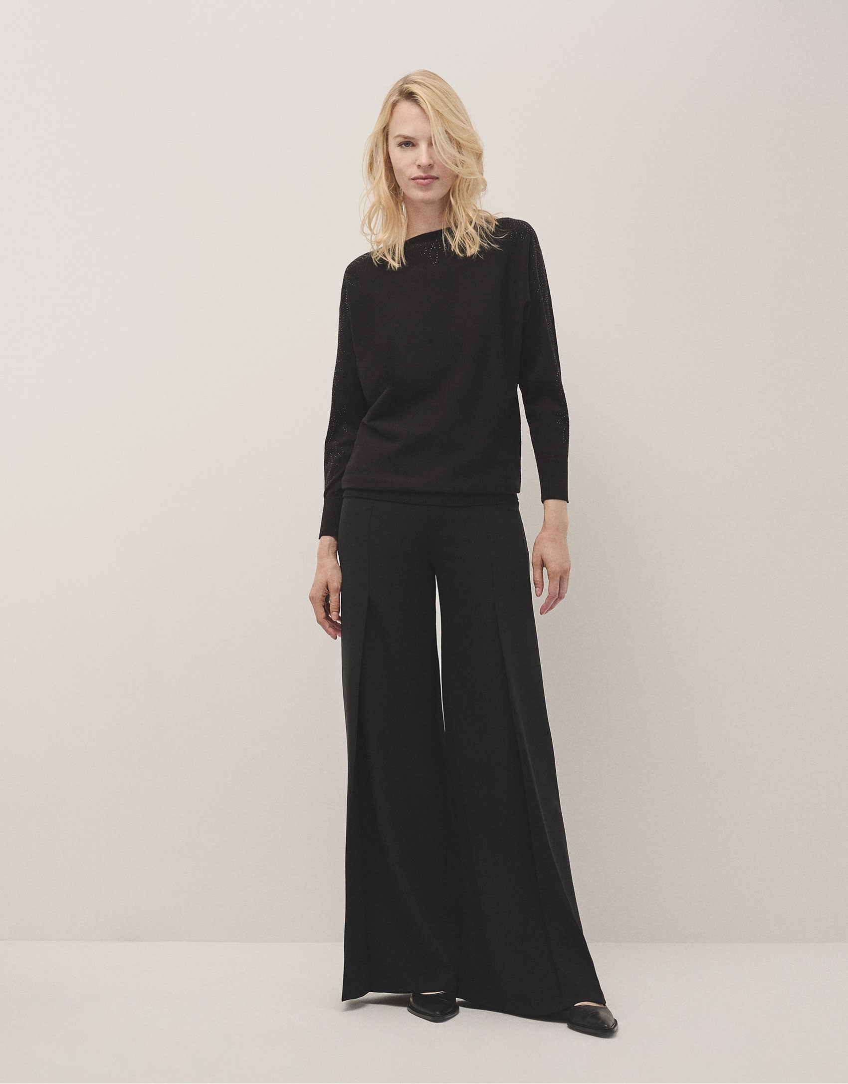 Jersey punto negro con aplicaciones strass en... | Roberto Verino