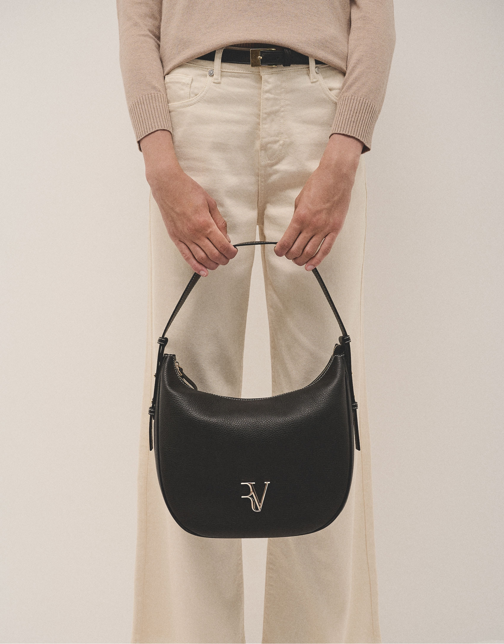 Black granulated leather Cuca Hobo shoulder bag | Roberto Verino