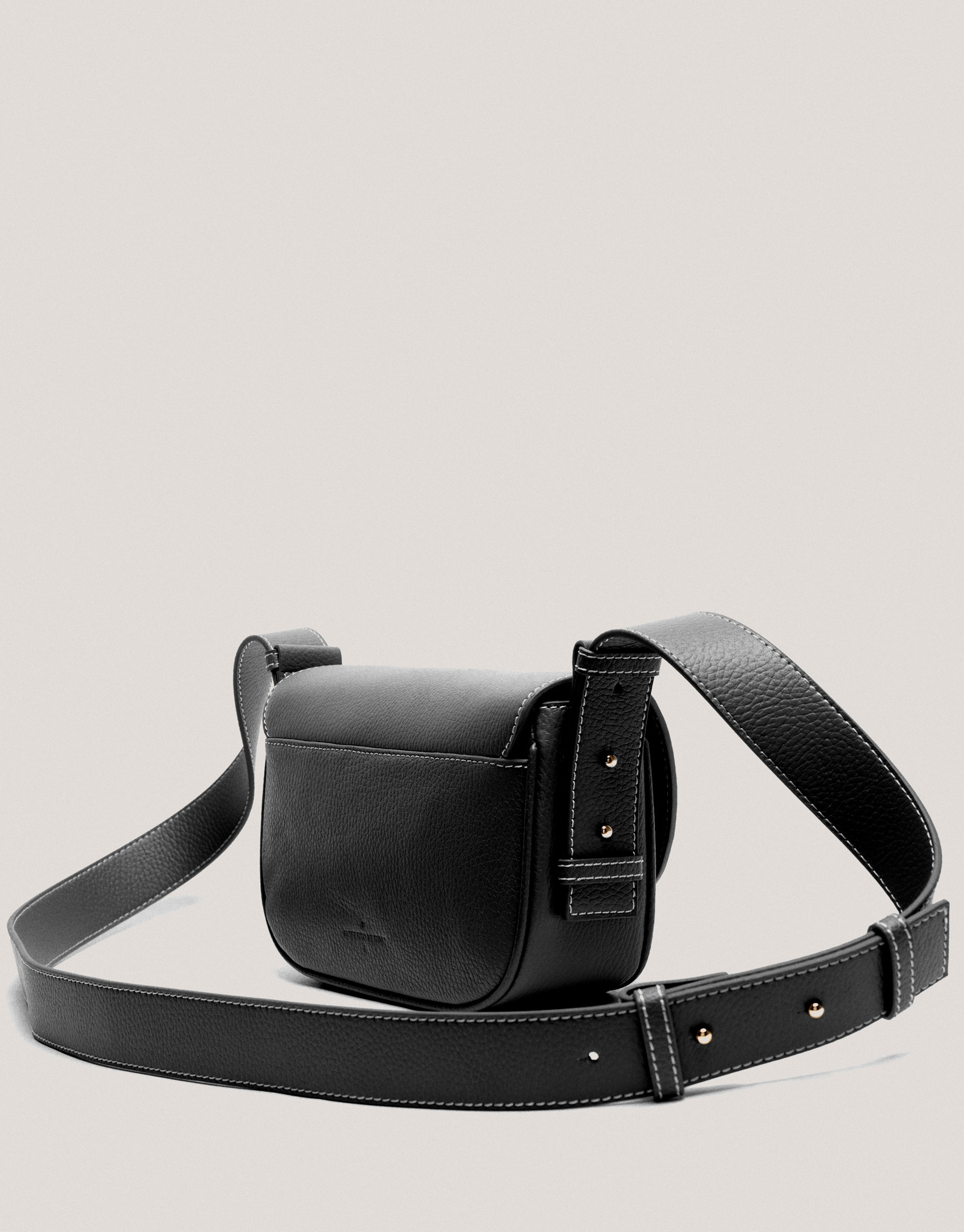 Black grained leather Cuca Mini shoulder bag | Roberto Verino