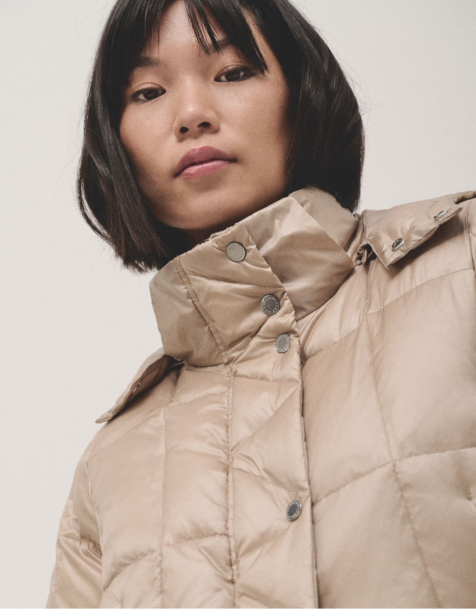 Sand-color quilted coat  - Woman - AW2024 | Roberto Verino