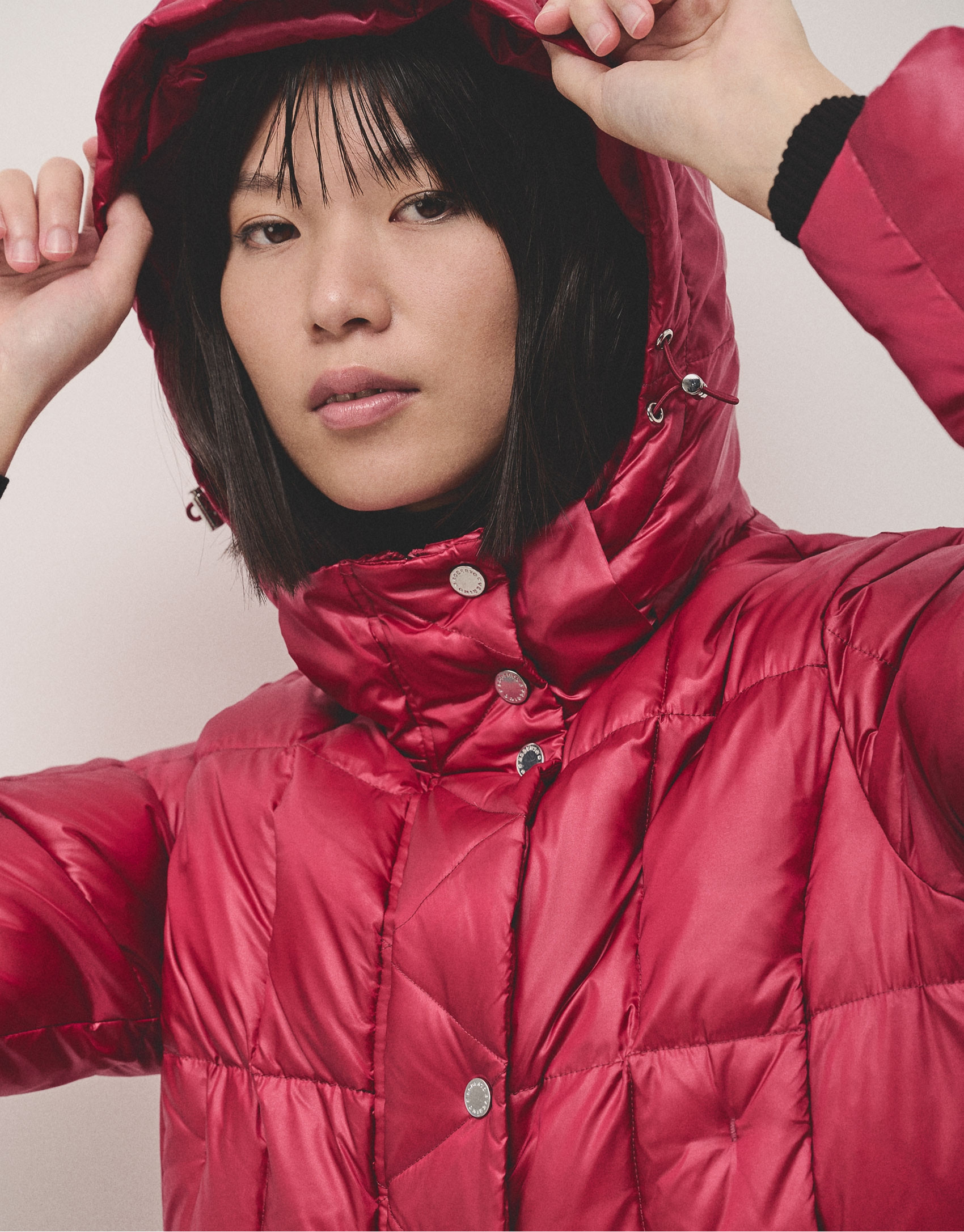Red quilted coat  - Woman - AW2024 | Roberto Verino