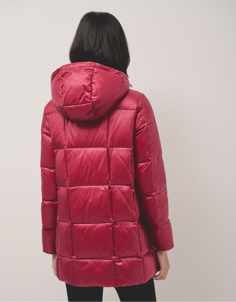 Red quilted coat  - Woman - AW2024 | Roberto Verino