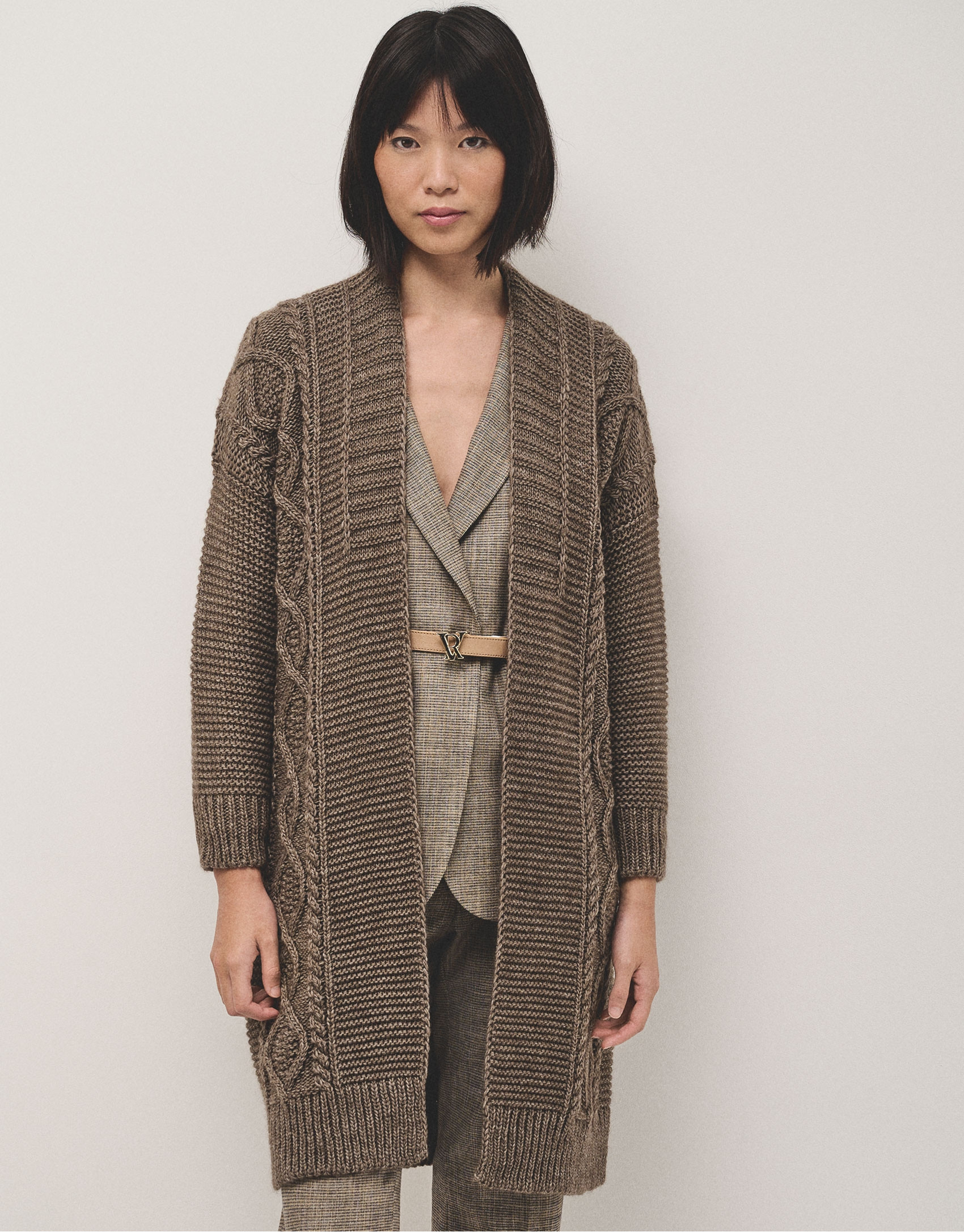 Three-quarter length knitted jacket in camel | Roberto Verino