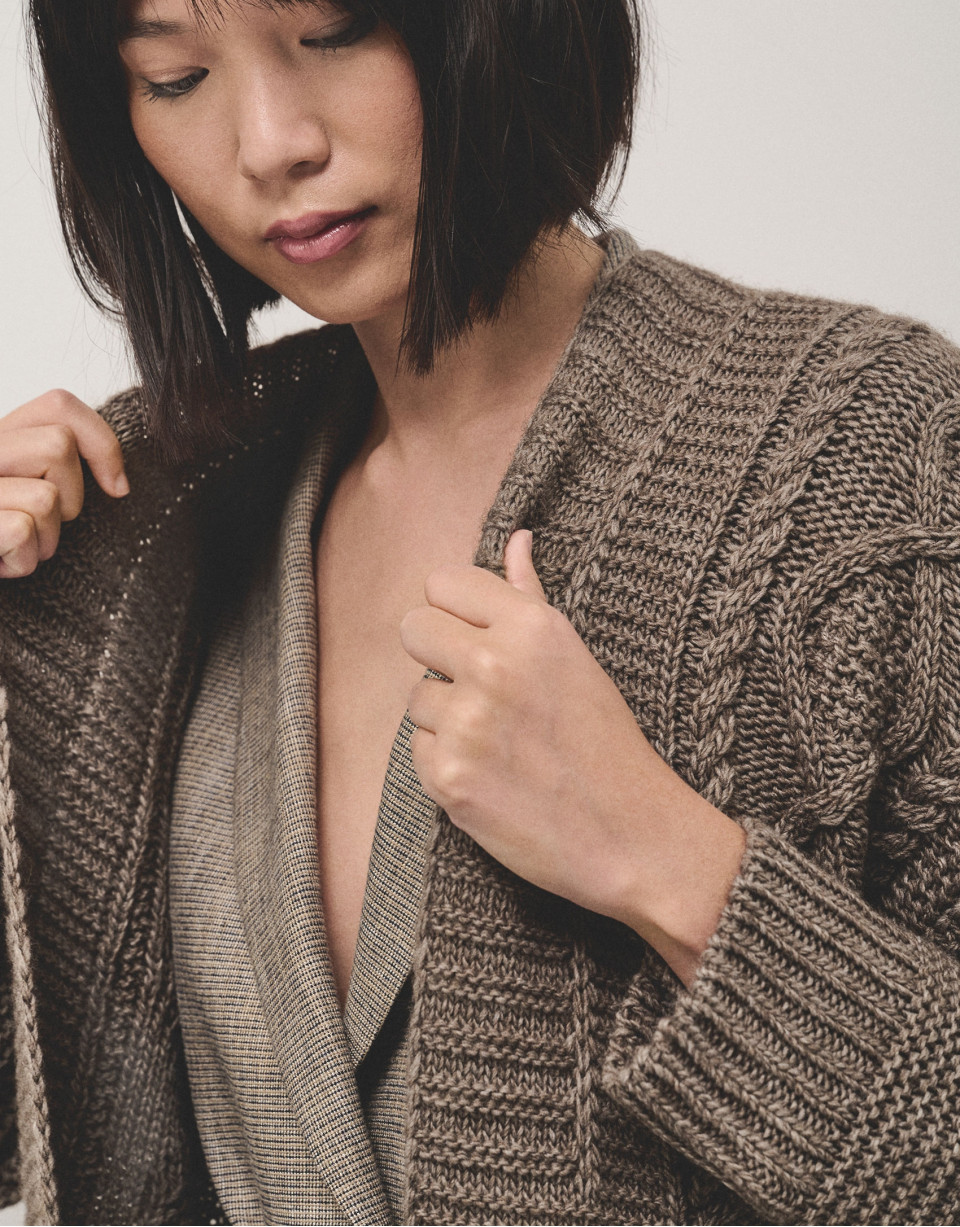 Three-quarter length knitted jacket in camel | Roberto Verino