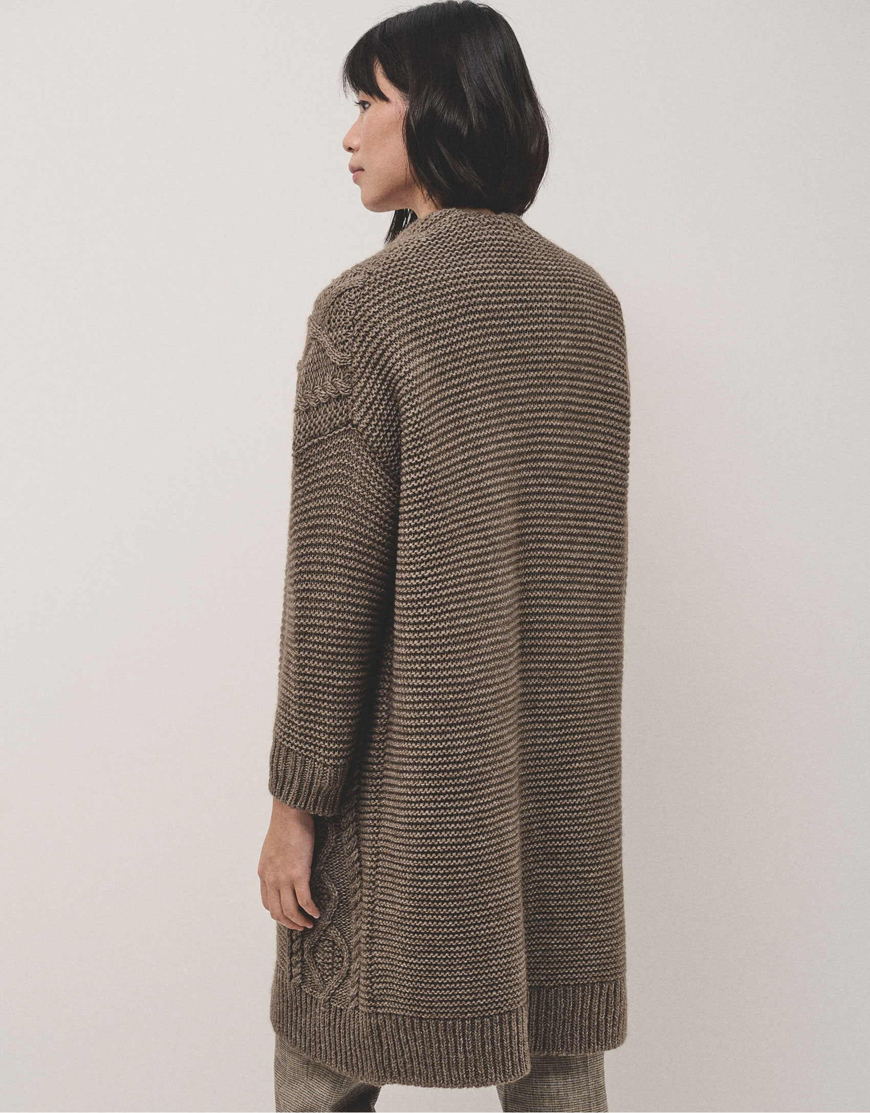 Three-quarter length knitted jacket in camel | Roberto Verino