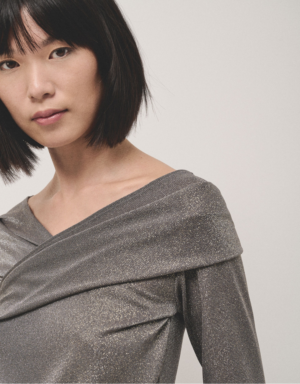 Shiny gray knit top with crossover neckline | Roberto Verino