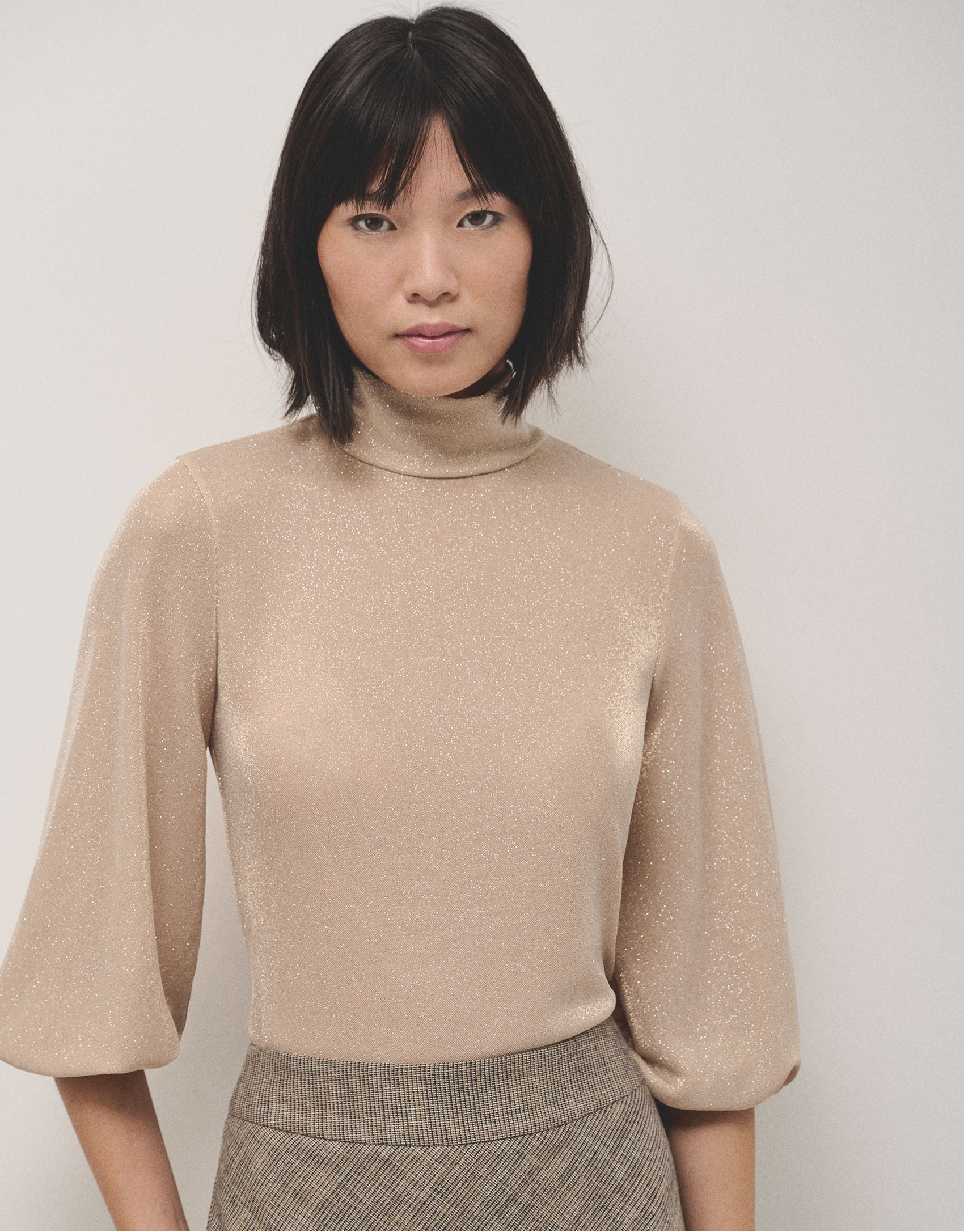 Camiseta cuello alto en punto brillo beige | Roberto Verino