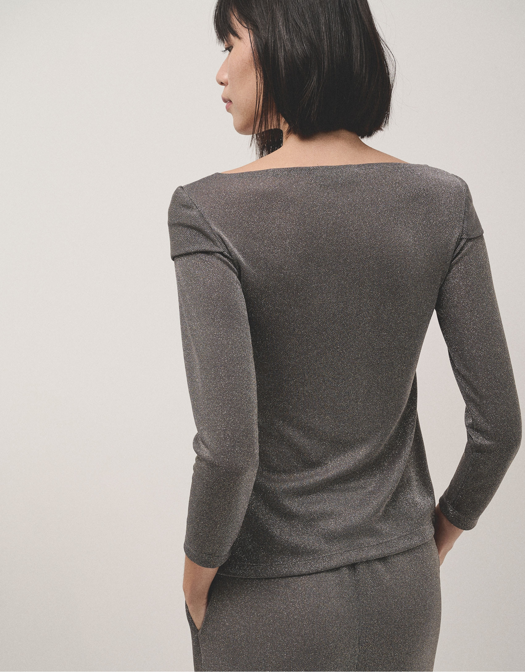 Camiseta escote cruzado en punto brillo gris | Roberto Verino