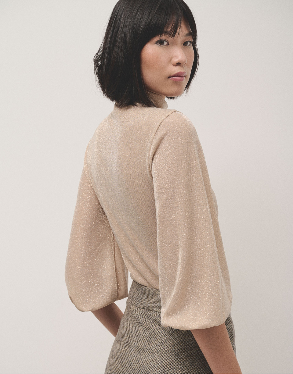 Camiseta cuello alto en punto brillo beige | Roberto Verino