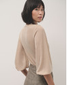 Camiseta cuello alto en punto brillo beige | Roberto Verino