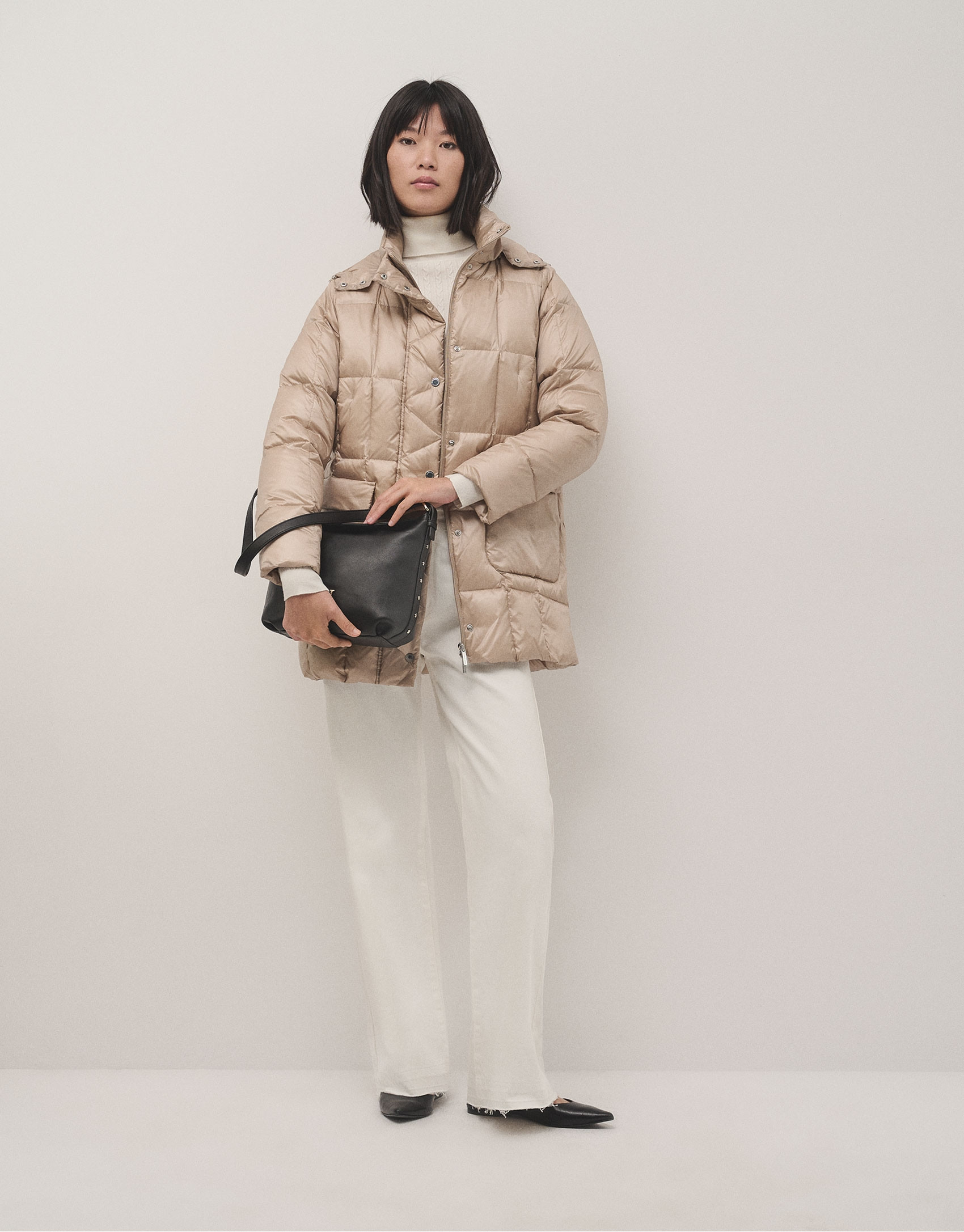 Sand-color quilted coat  - Woman - AW2024 | Roberto Verino