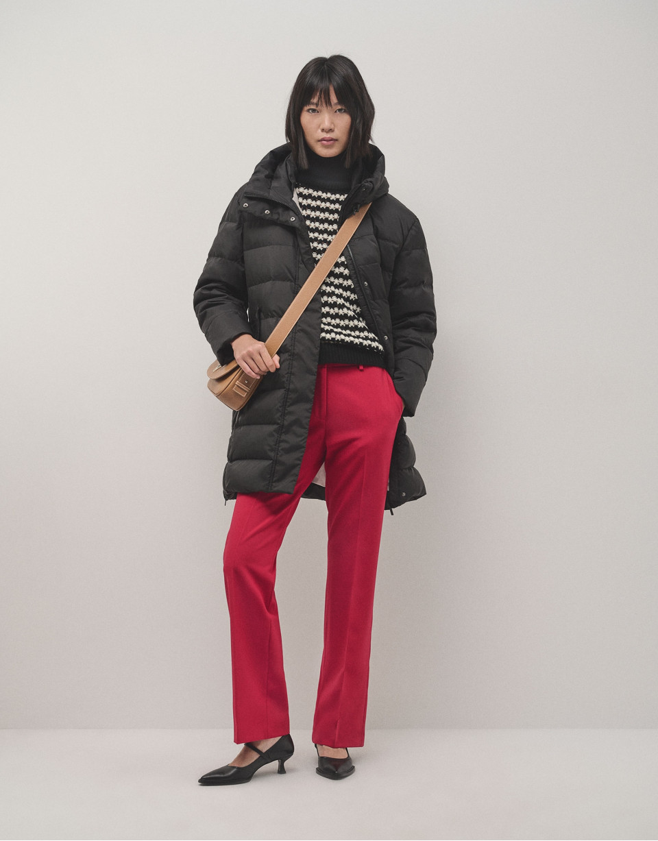 Long black quilted coat with beige interior | Roberto Verino