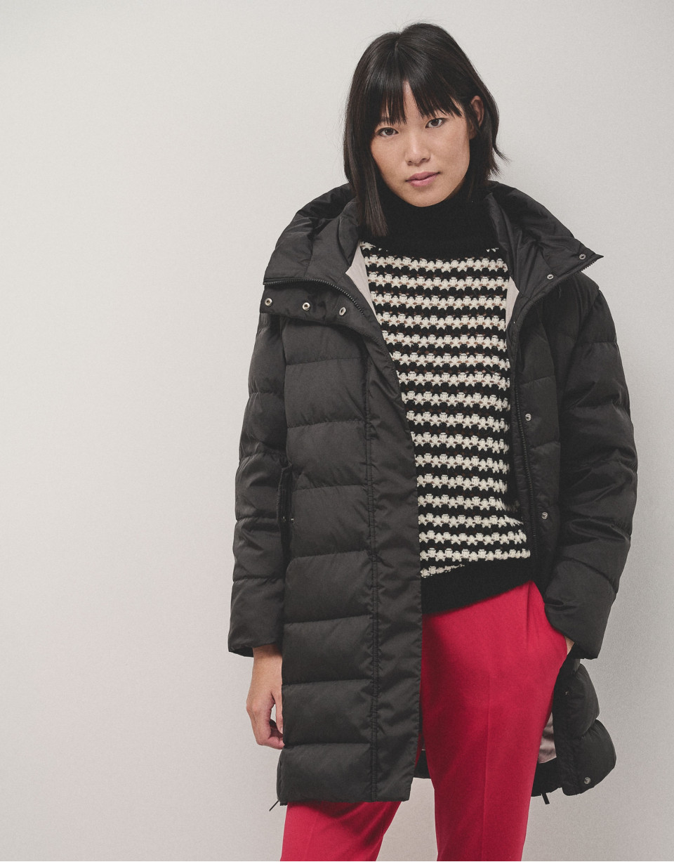 Long black quilted coat with beige interior | Roberto Verino