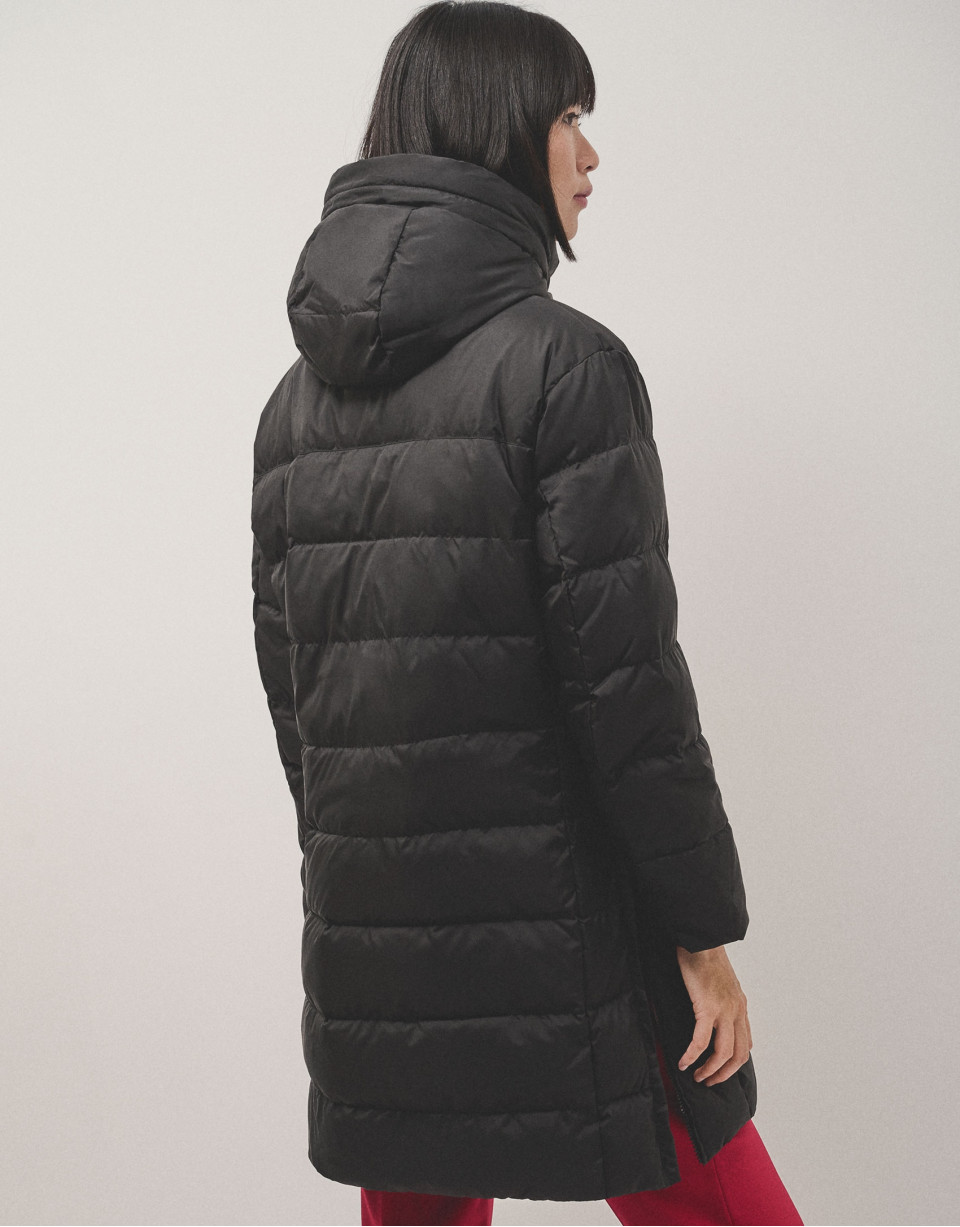 Long black quilted coat with beige interior | Roberto Verino