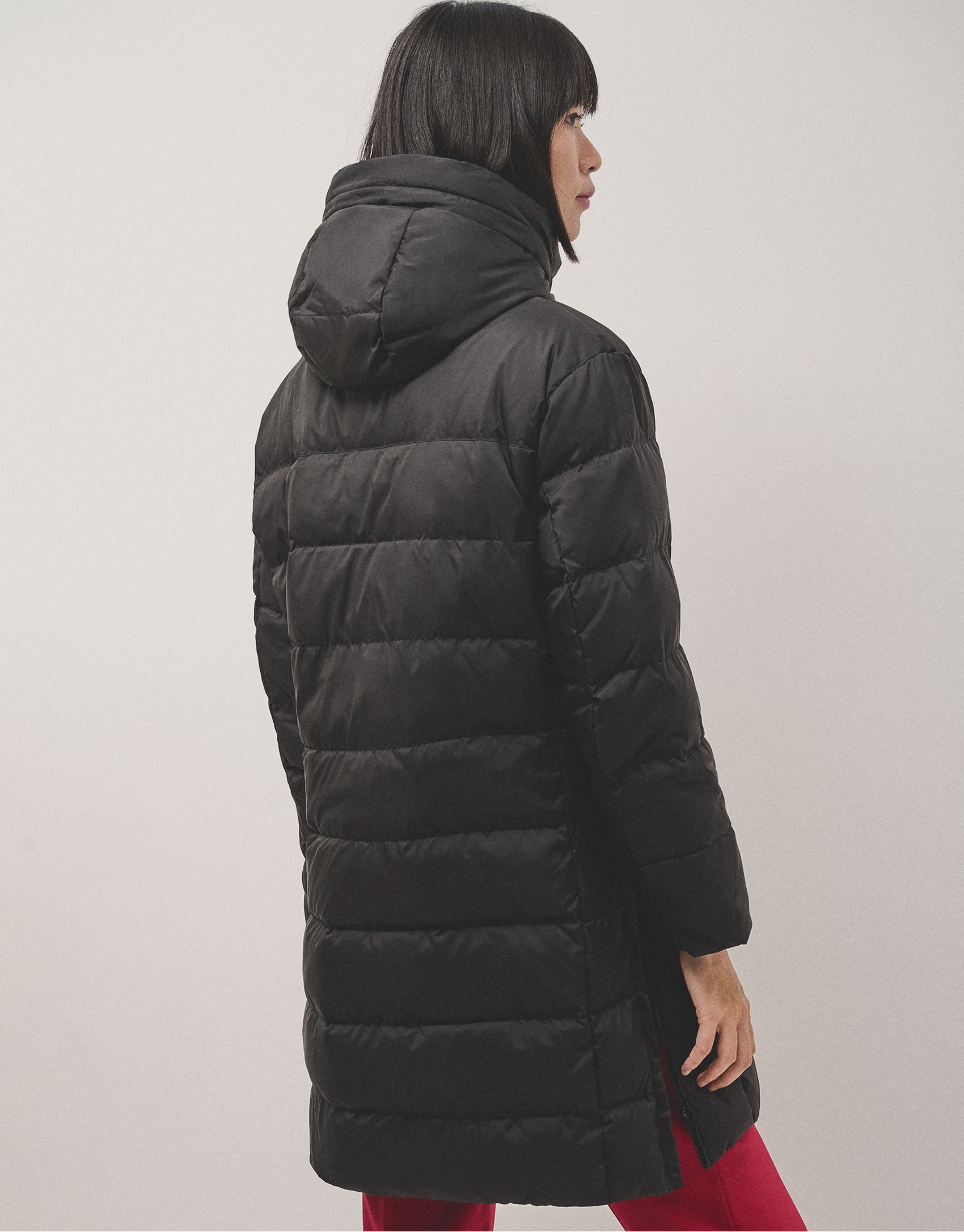 Long black quilted coat with beige interior | Roberto Verino