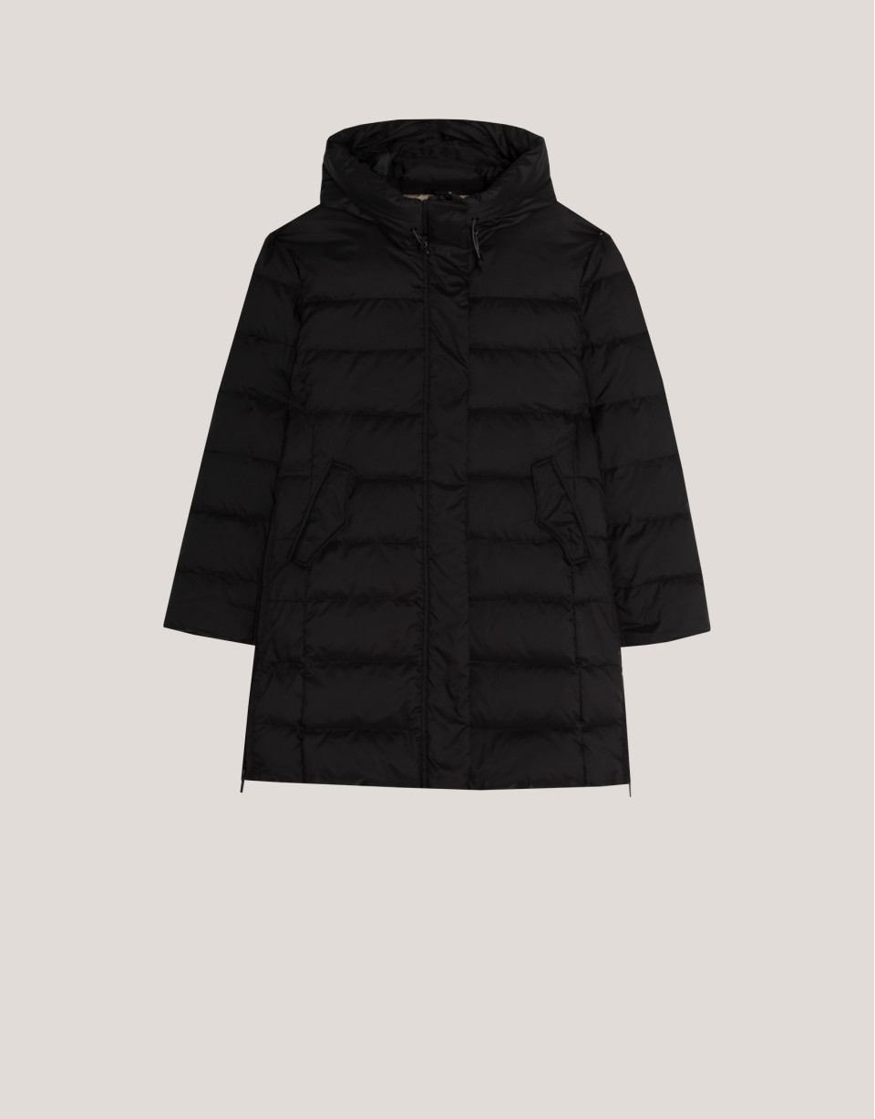 Long black quilted coat with beige interior | Roberto Verino