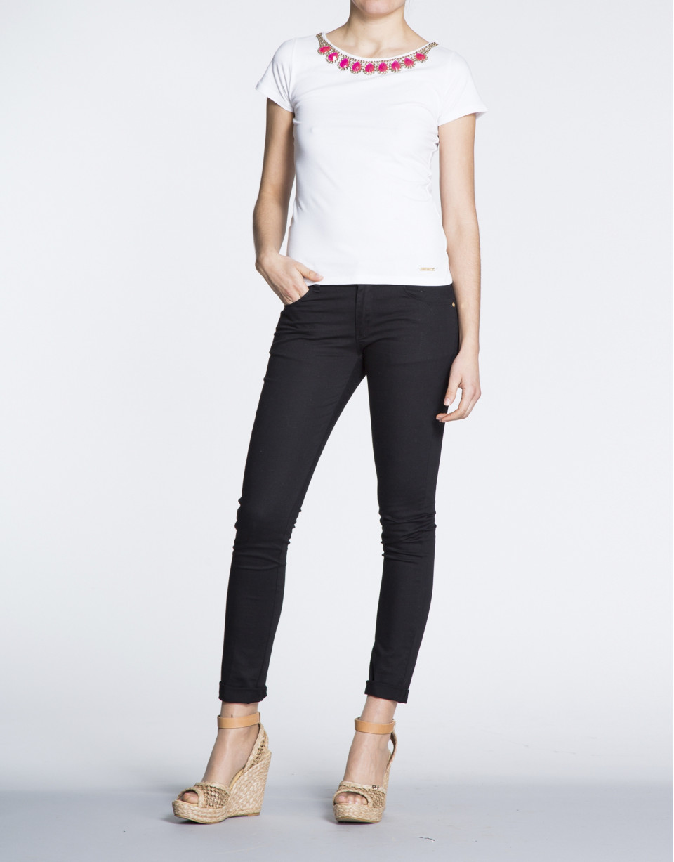 Camiseta de algodón blanca con strass en cuello.