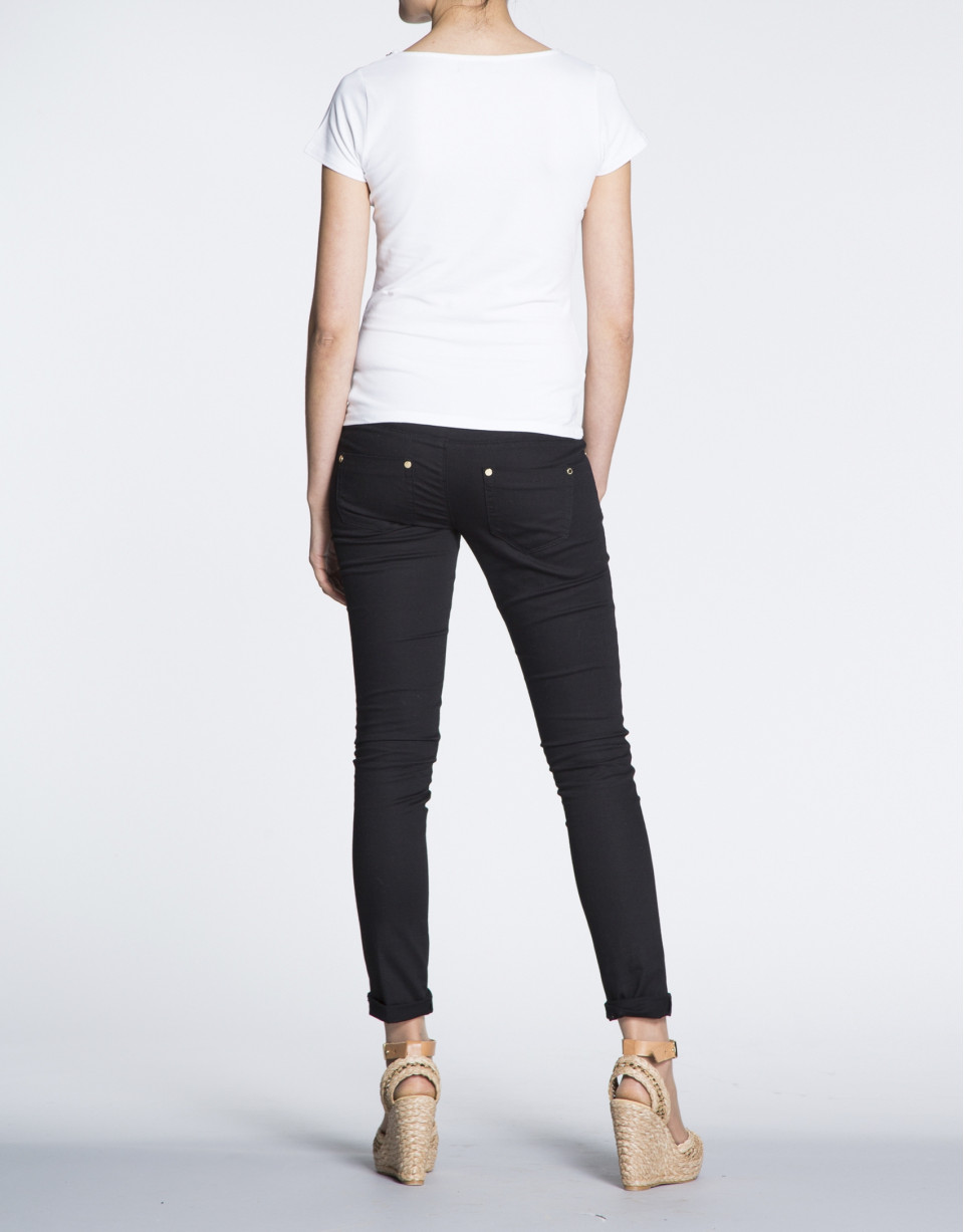 Camiseta de algodón blanca con strass en cuello.