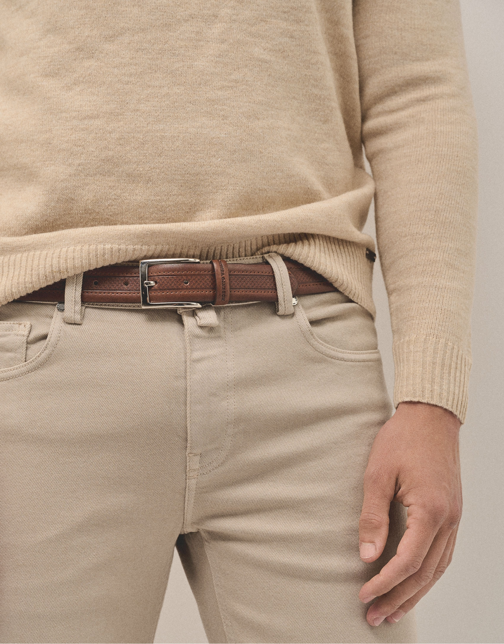 Hazel leather belt with embossed center - Man | Roberto Verino