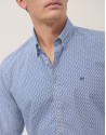 Camisa sport slim estampado geométrico círculos tonos azules