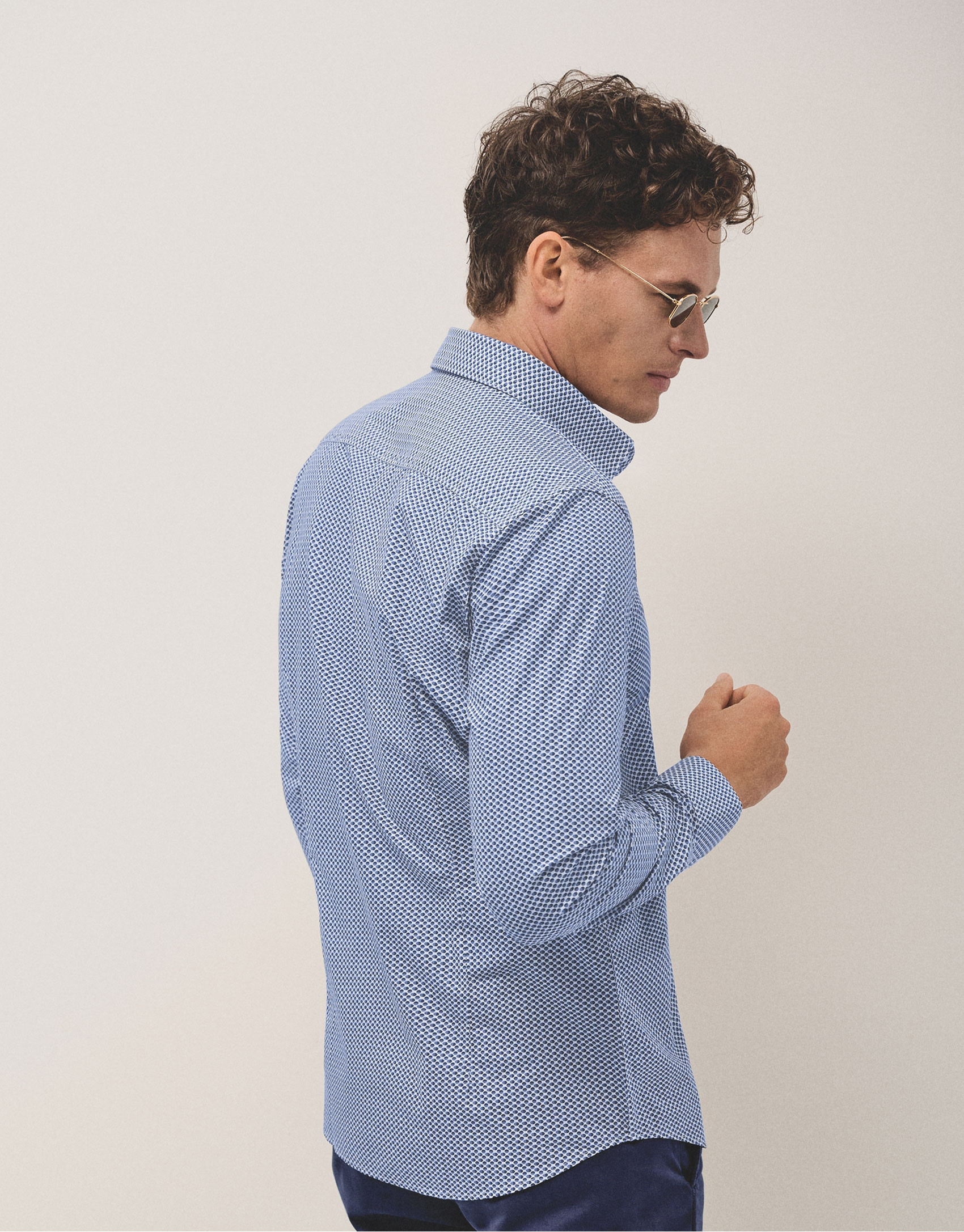 Camisa sport slim estampado geométrico círculos tonos azules