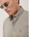 Camisa sport slim estampado geométrico círculos tonos caqui
