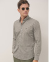 Camisa sport slim estampado geométrico círculos tonos caqui