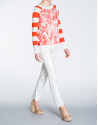 Camiseta lino con estampado coral y franjas.