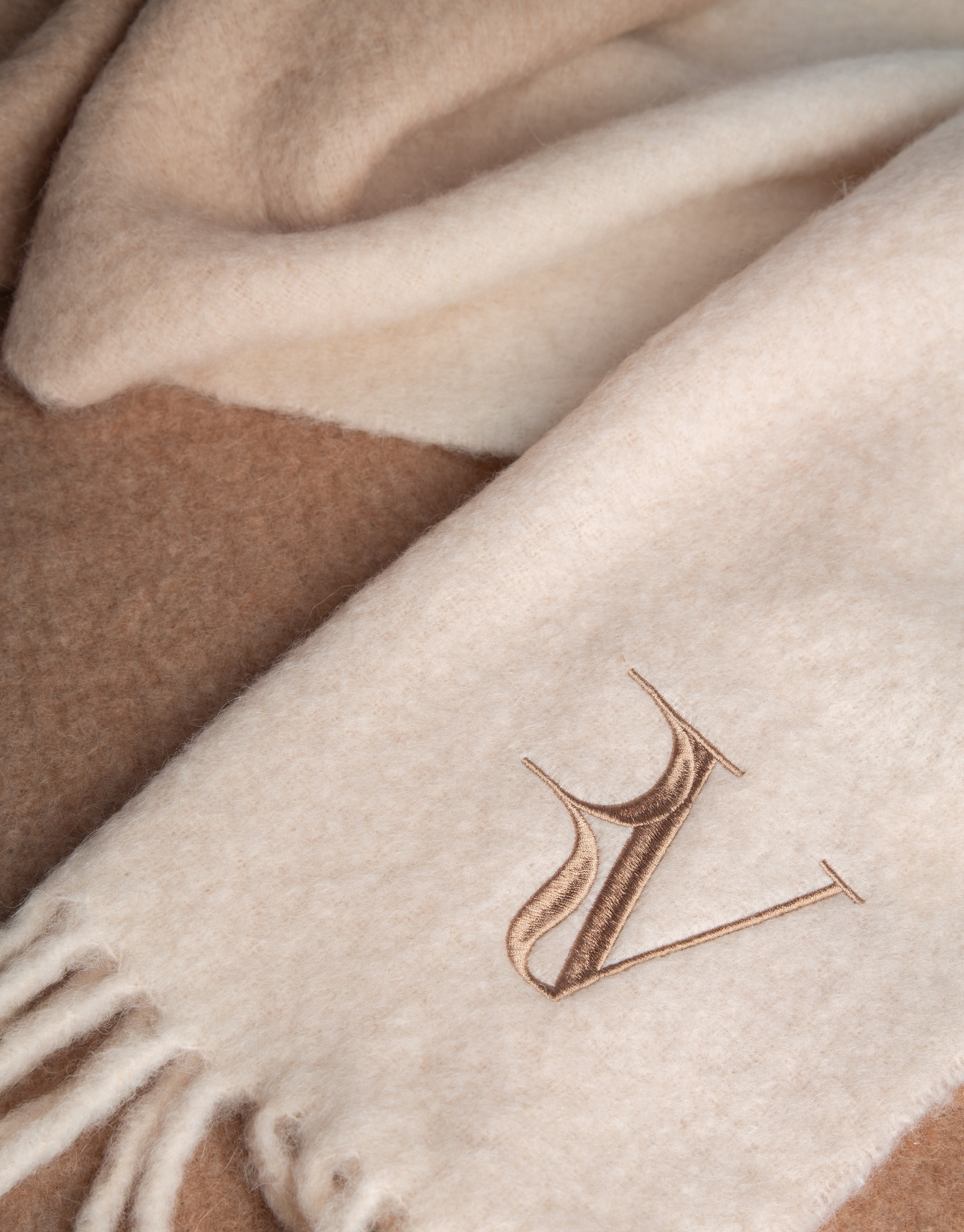 Faded camel wool and alpaca scarf with RV logo | Roberto Verino