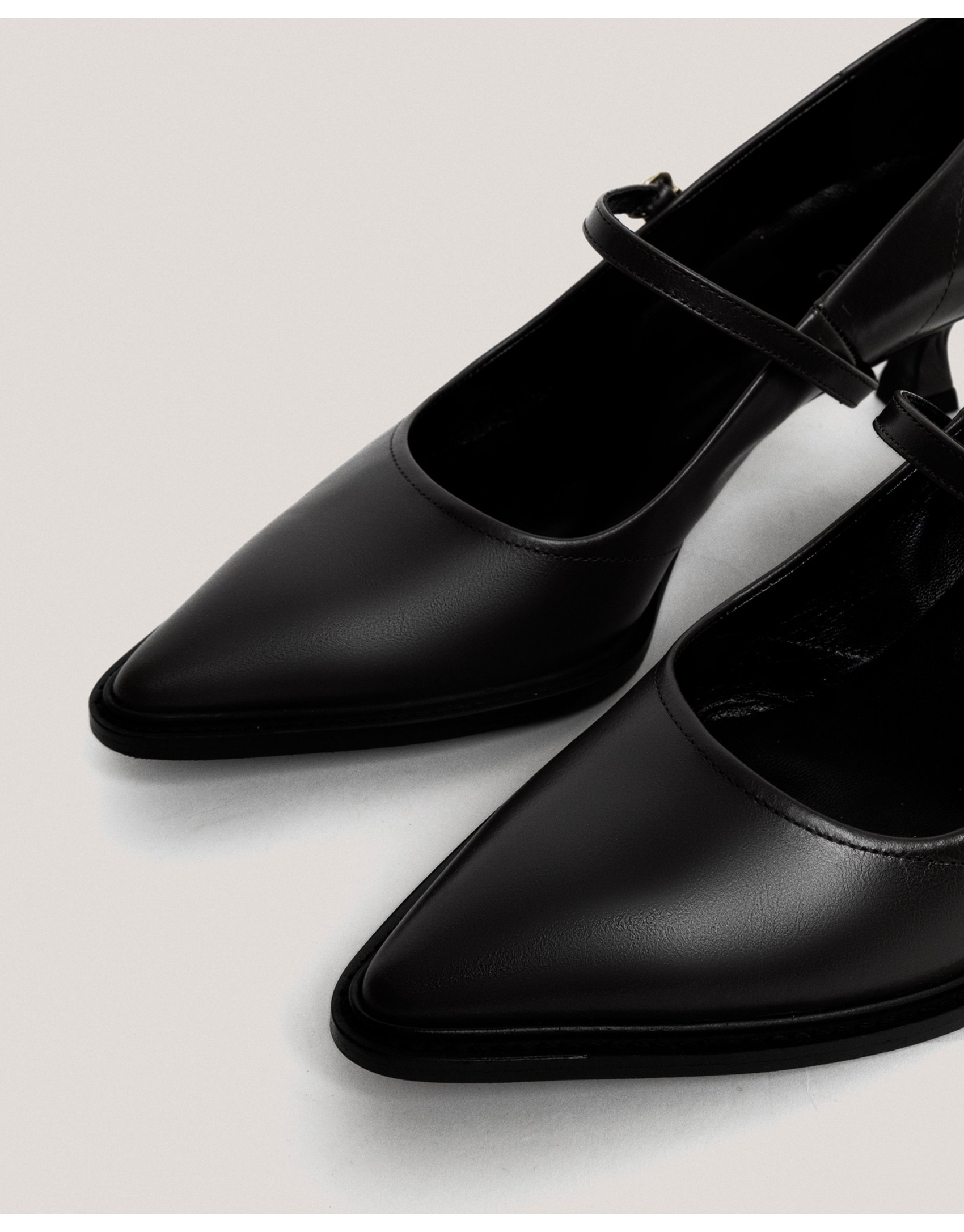 Zapato salón pulsera piel caprina negra - Mujer | Roberto Verino