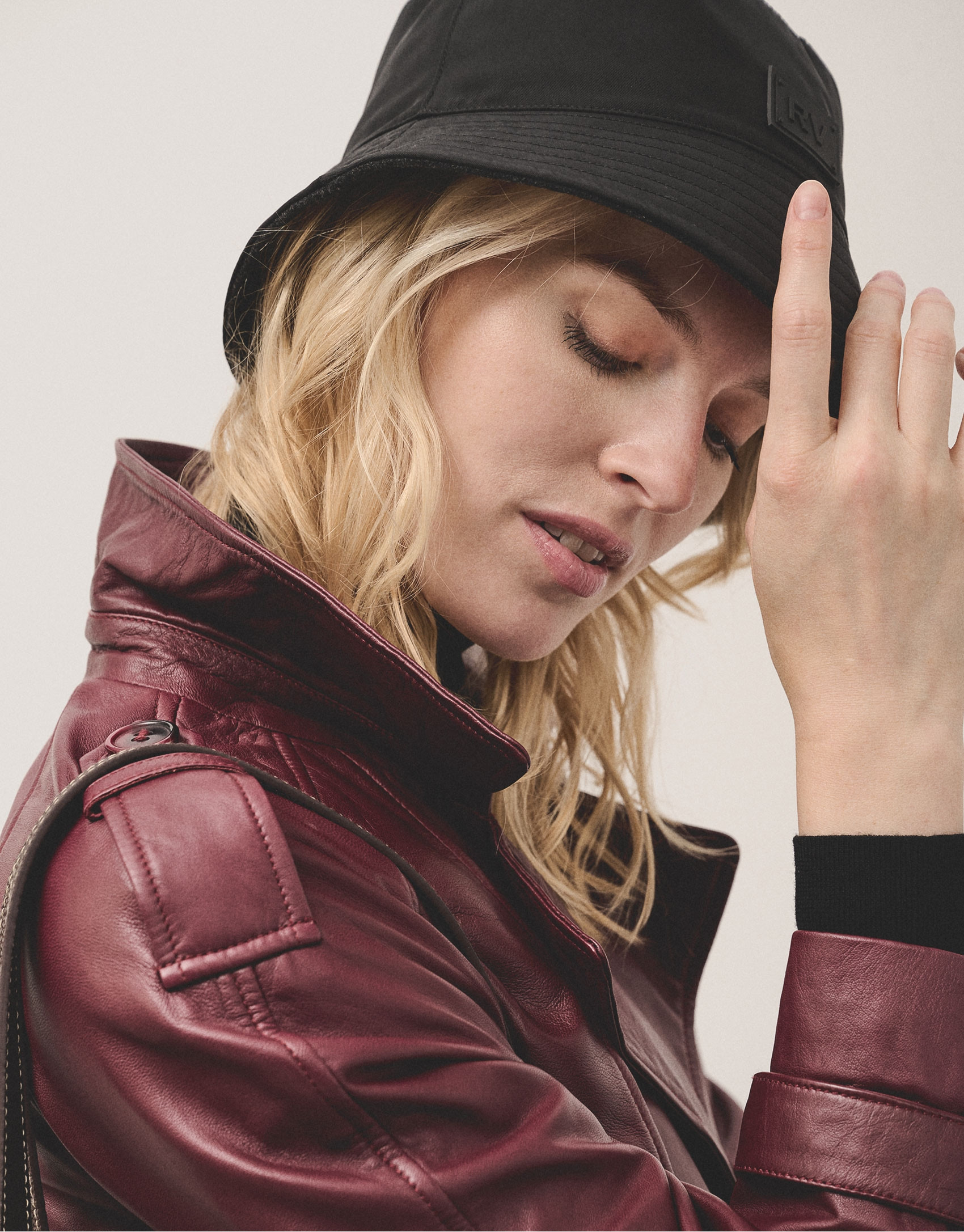 Gorro bucket reversible gris y marino - Mujer | Roberto Verino