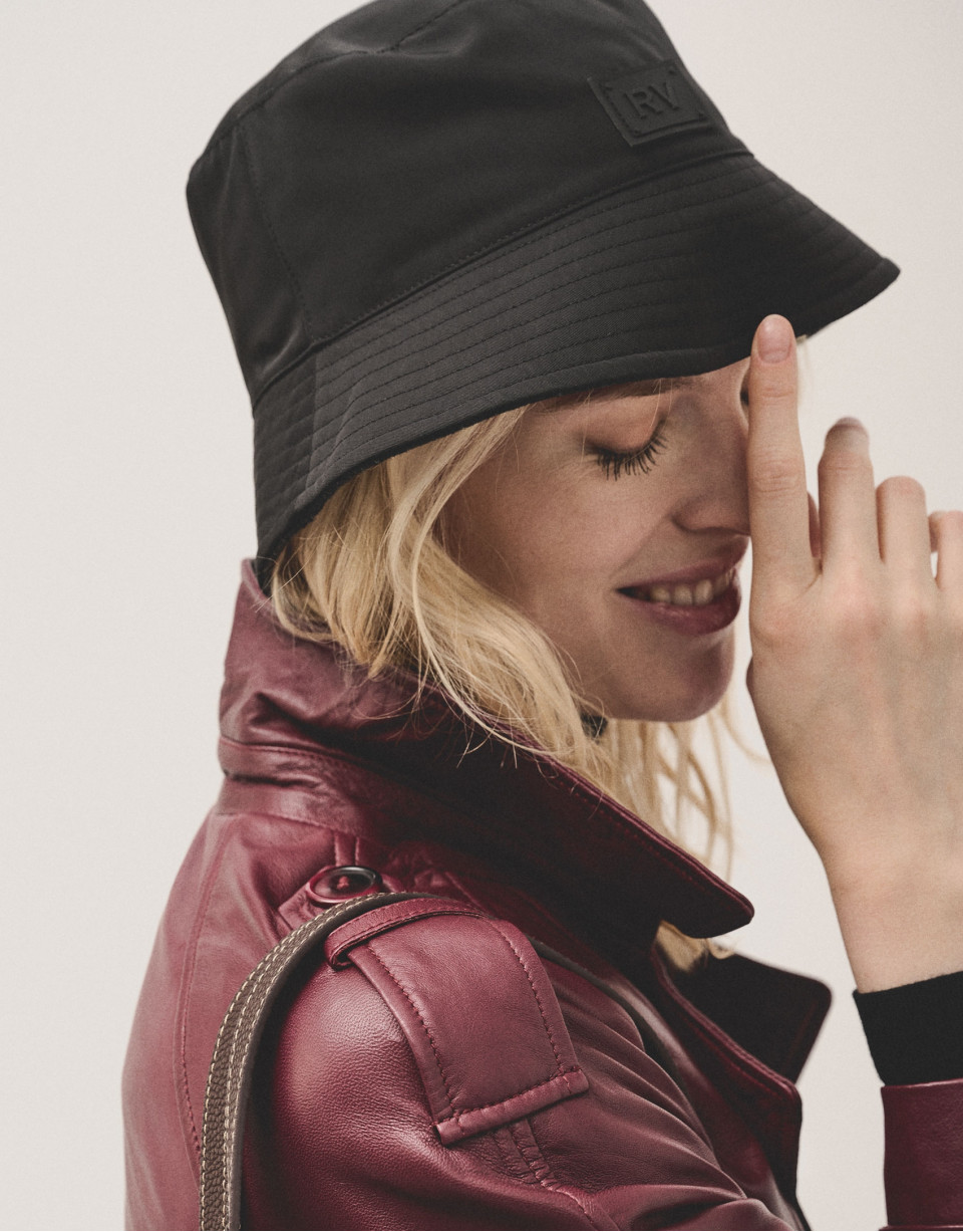 Gorro bucket reversible gris y marino - Mujer | Roberto Verino