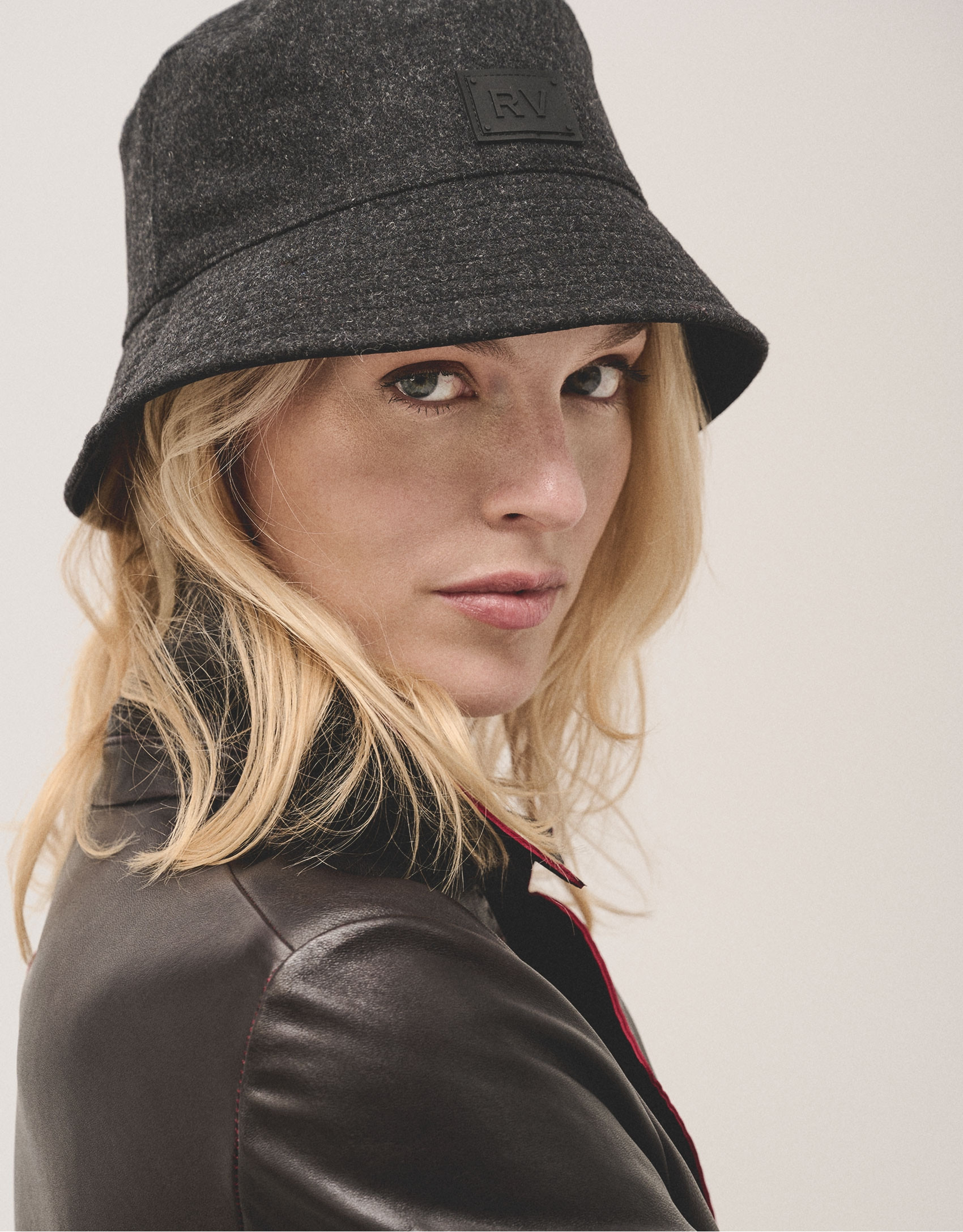 Gorro bucket reversible gris y marino - Mujer | Roberto Verino