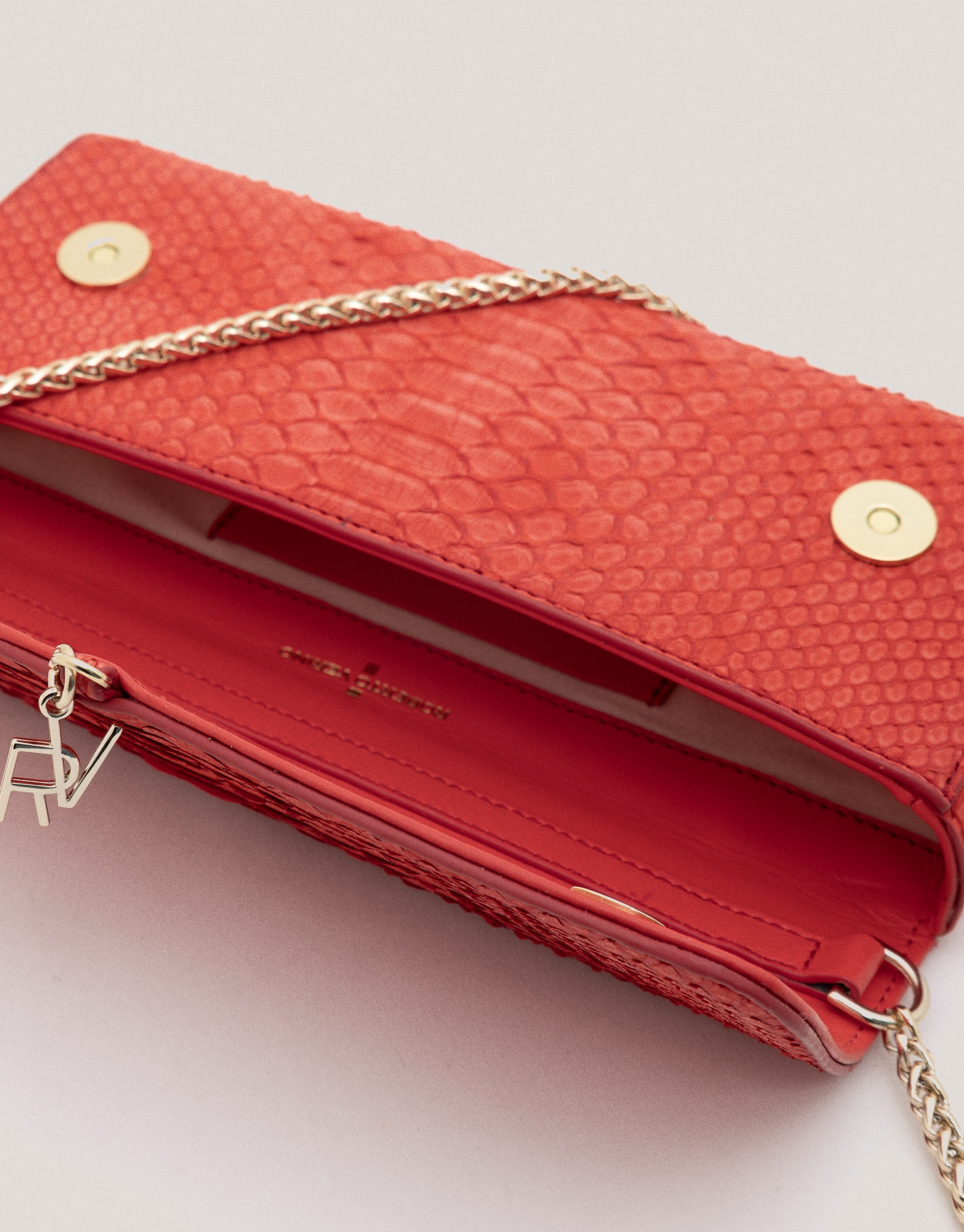 Bolso Clutch Ariana piel serpiente rojo carmesí | Roberto Verino