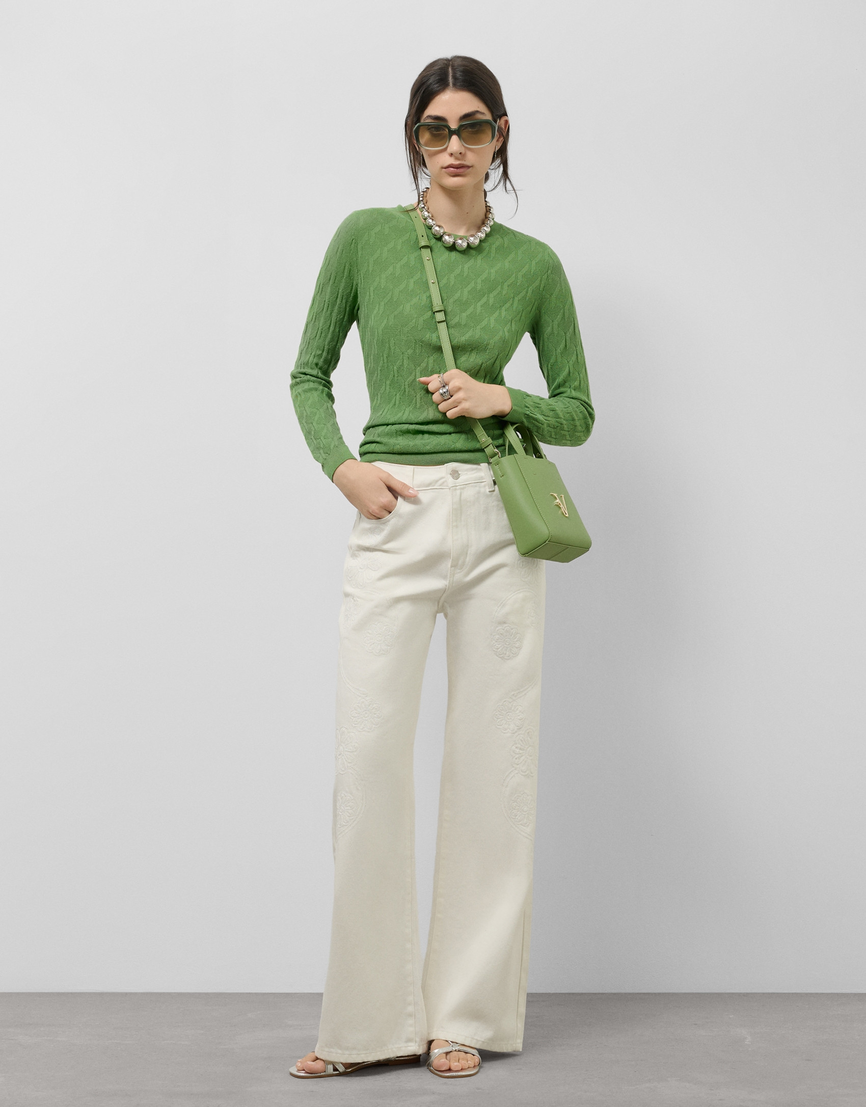 Pantalón vaquero ancho beige con bordados ... | Roberto Verino