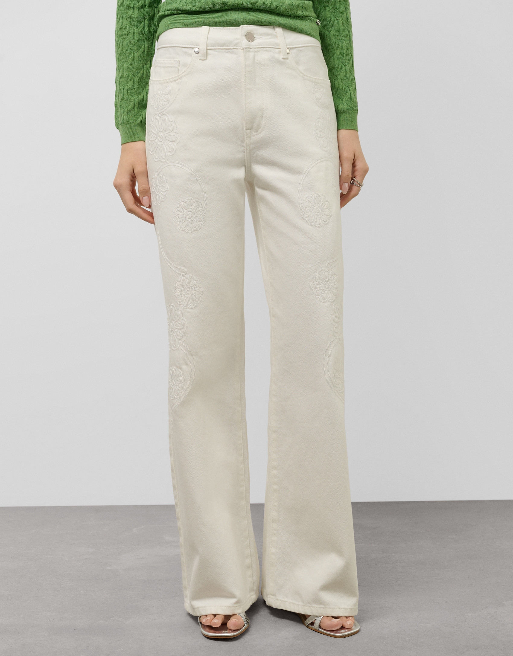 Beige wide denim pants with floral embroidery | Roberto Verino