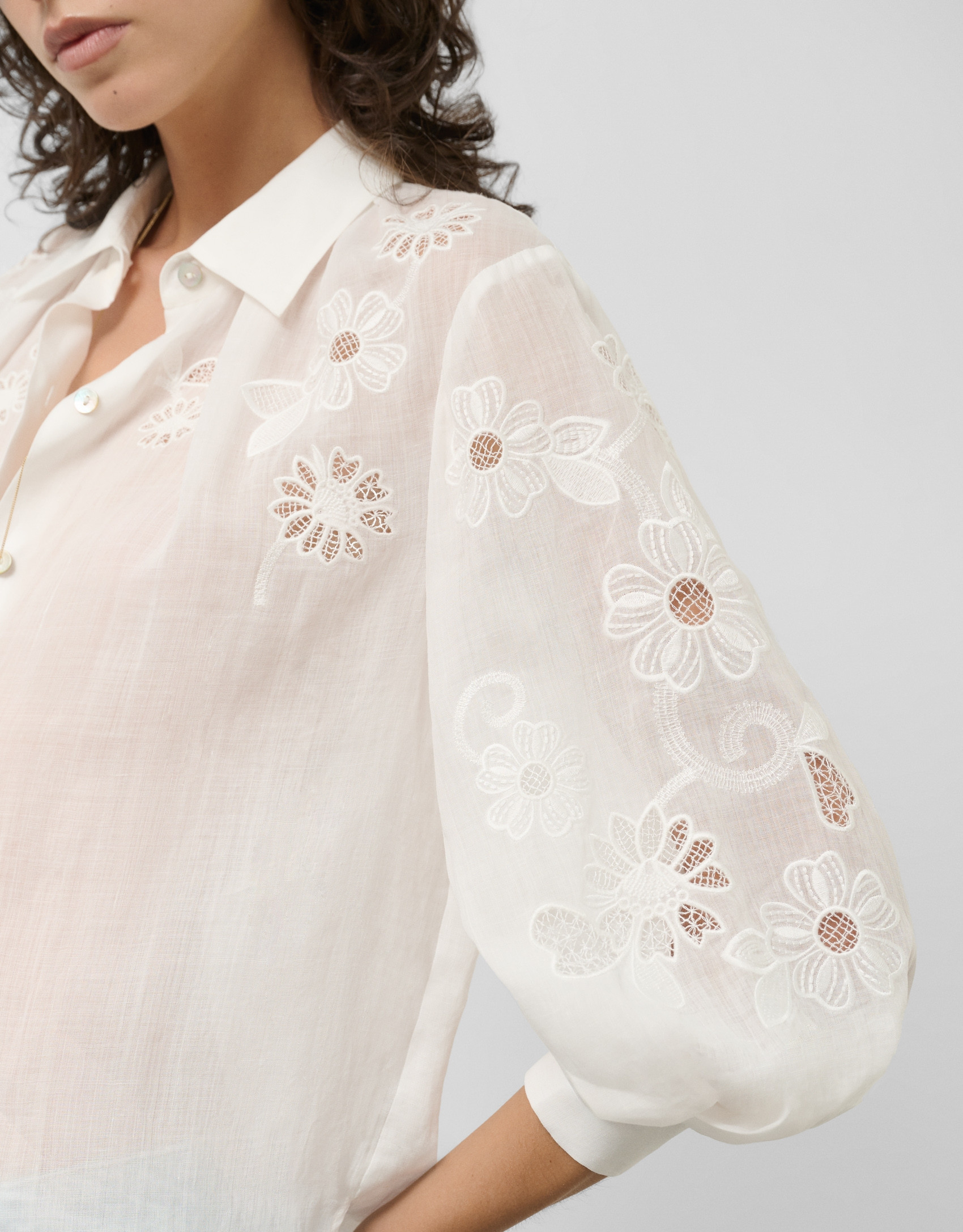 Blusa oversize ramio blanco con bordado - Mujer | Roberto Verino